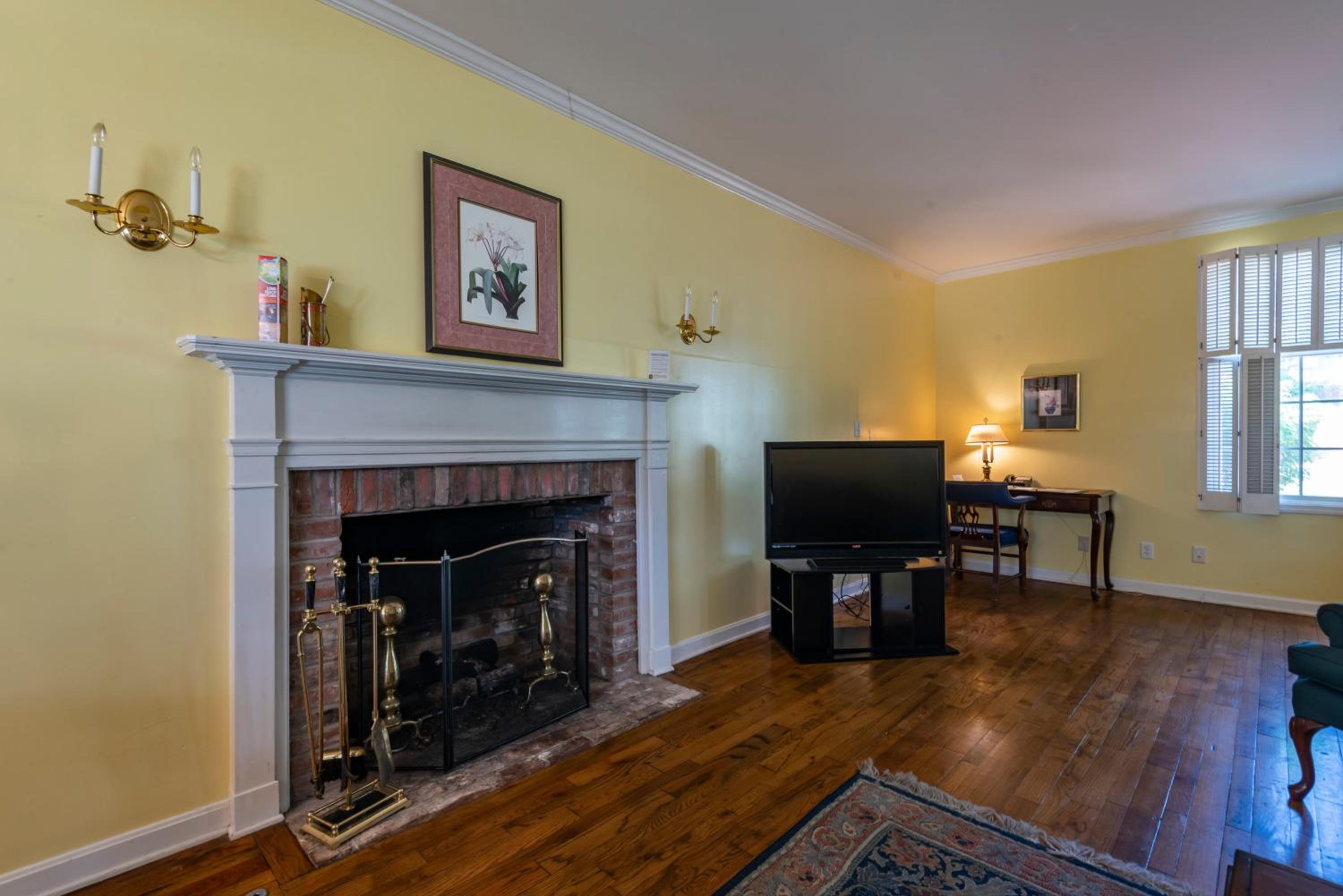Queen Suite - Photo 3