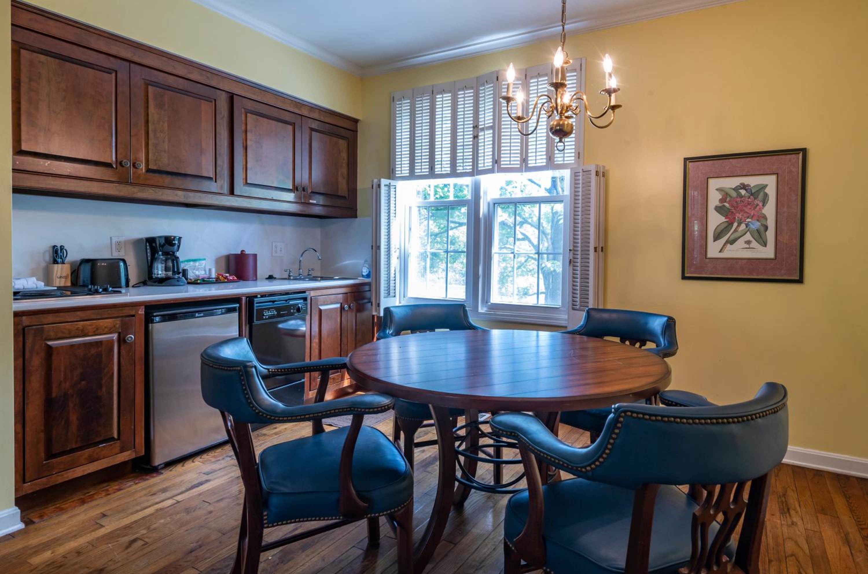 Queen Suite - Photo 2