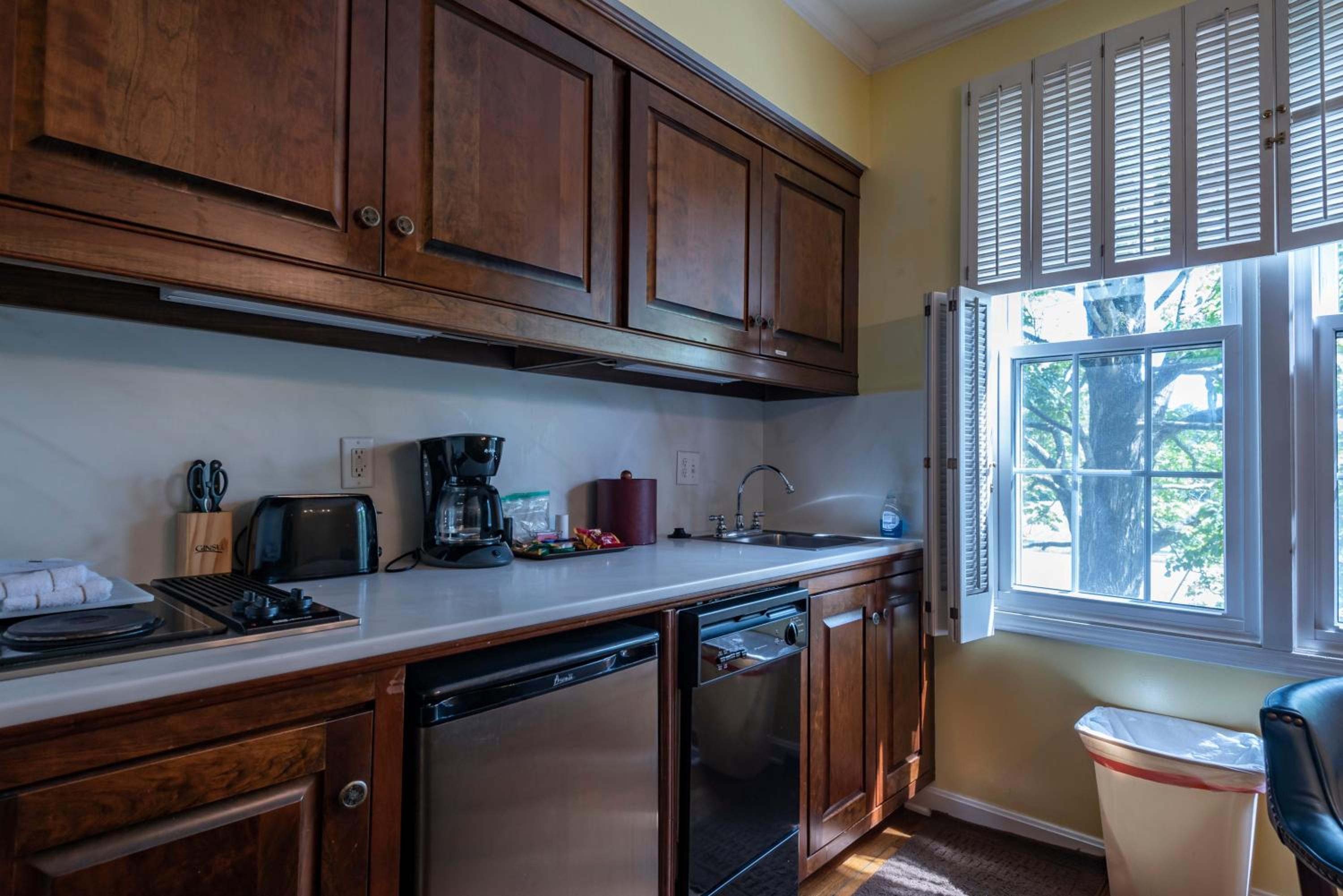 Queen Suite - Photo 15