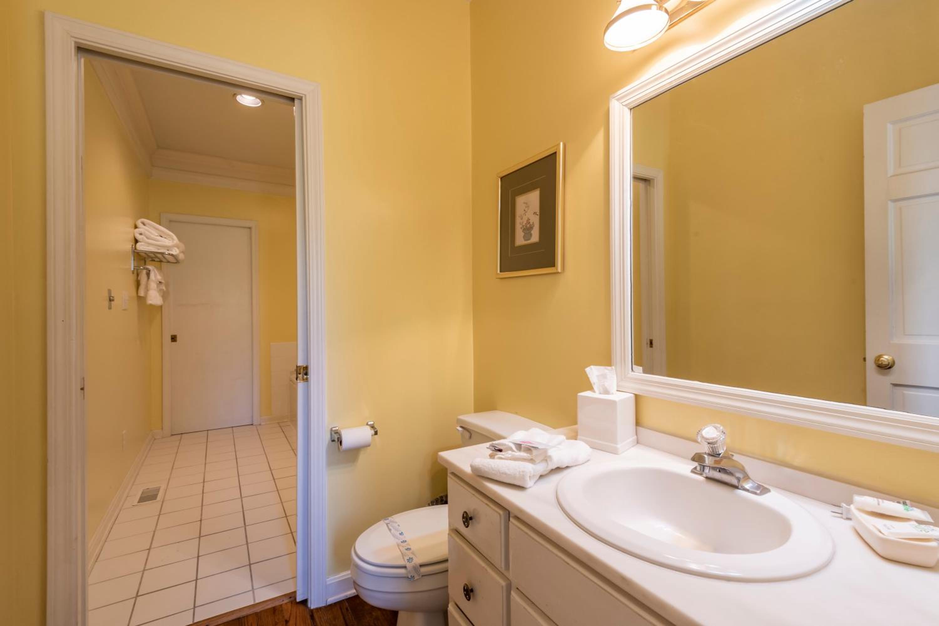 Queen Suite - Photo 16