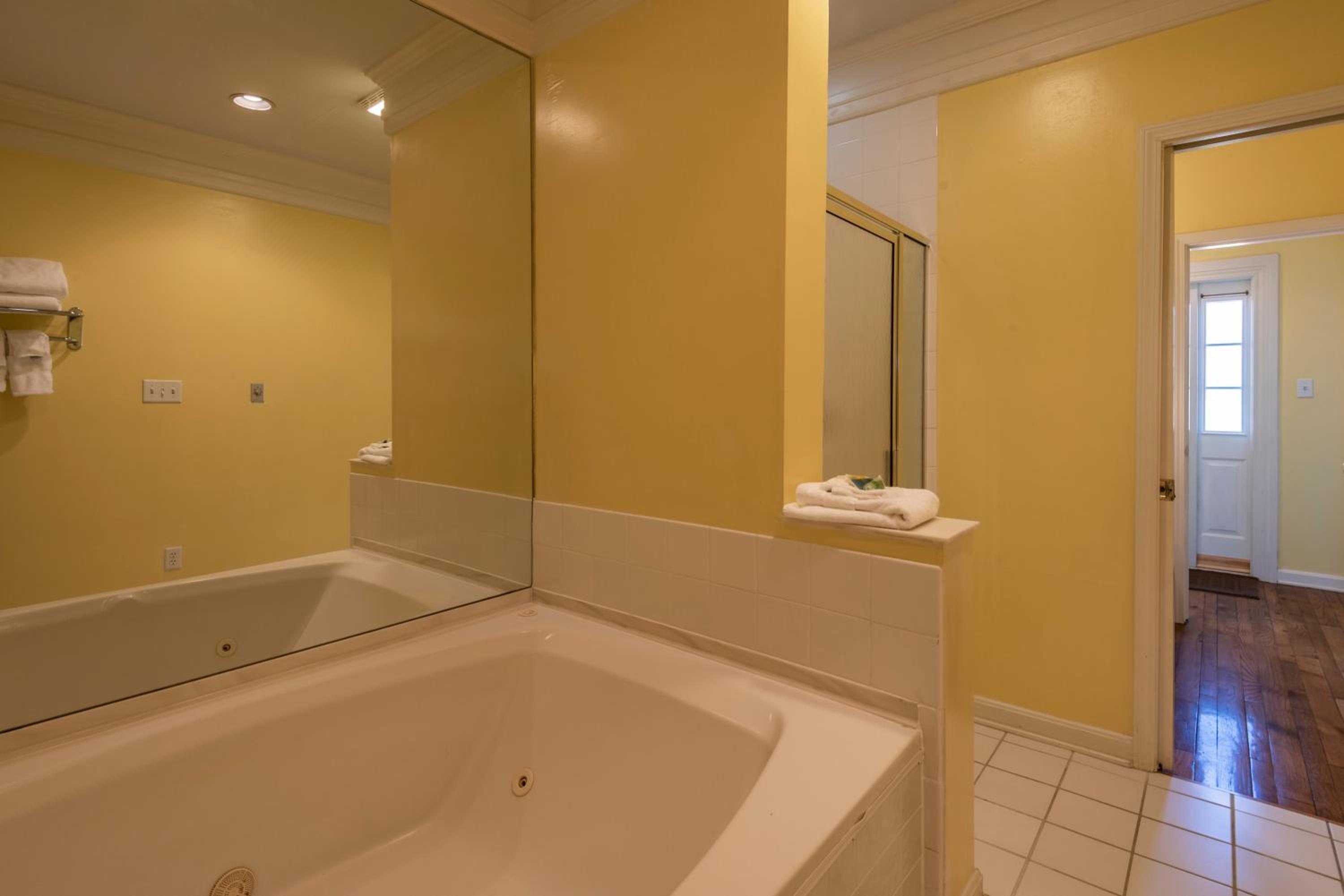 Queen Suite - Photo 17