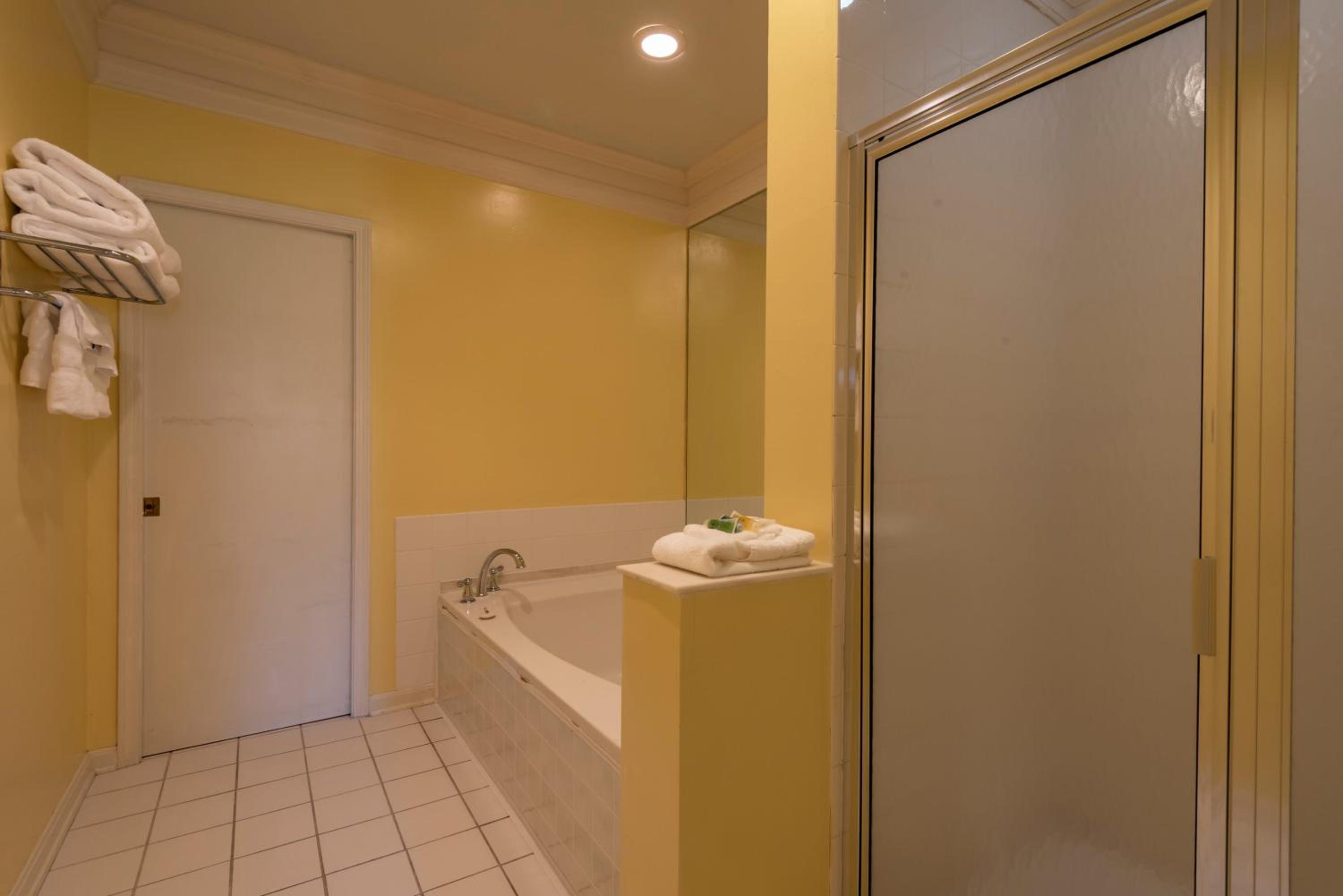 Queen Suite - Photo 14
