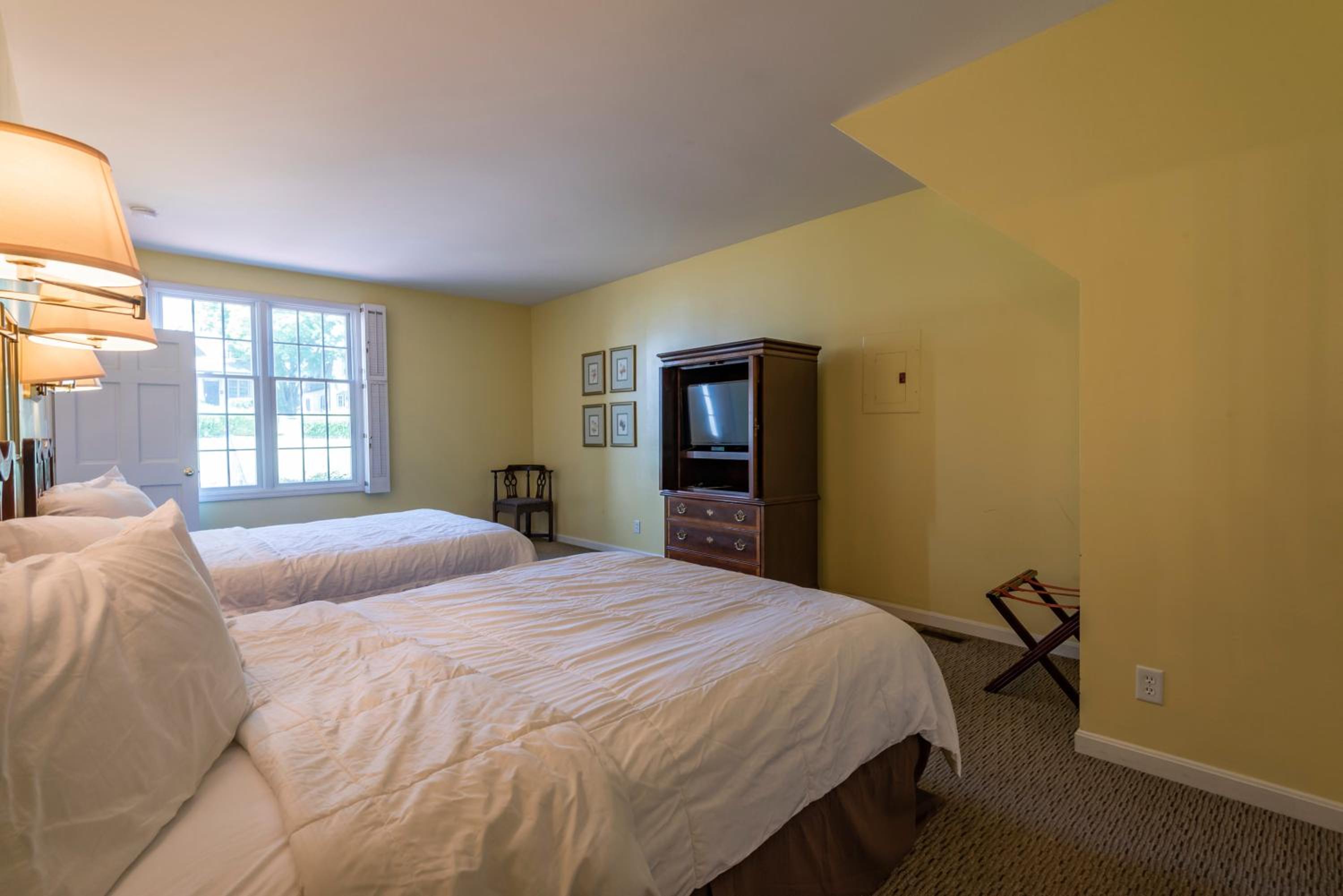 Queen Suite - Photo 13