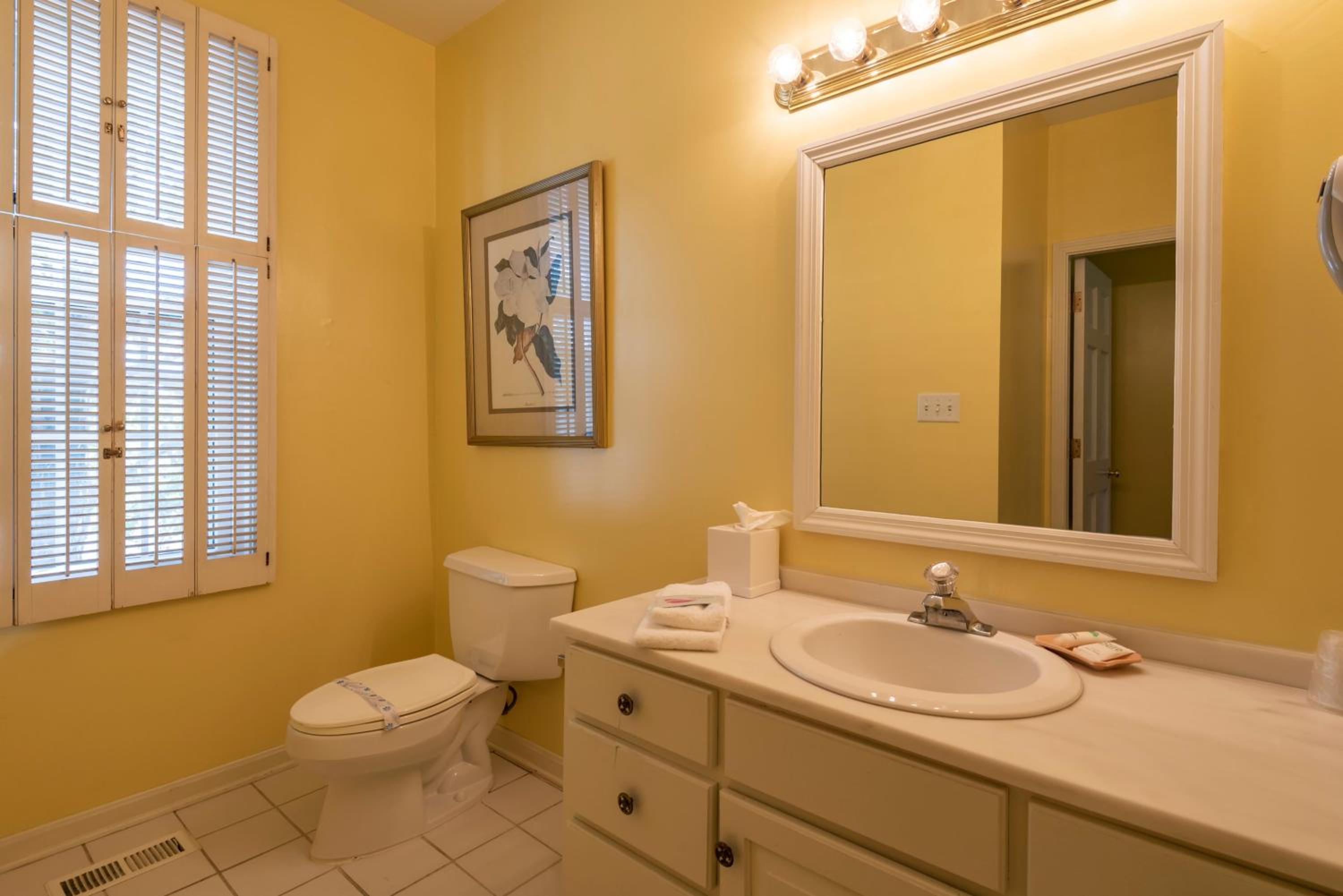 Queen Suite - Photo 11