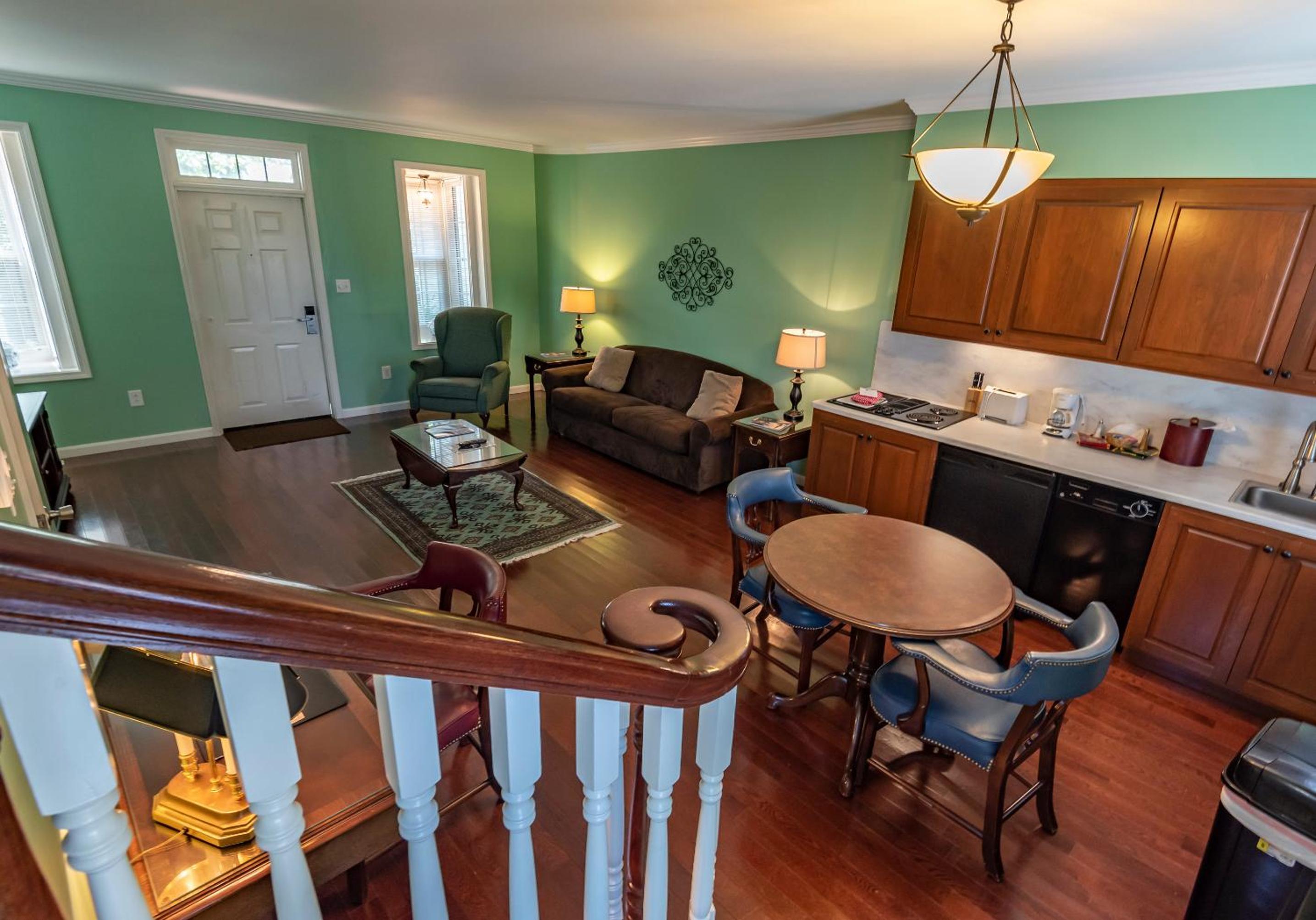 Queen Townhouse - Photo 2
