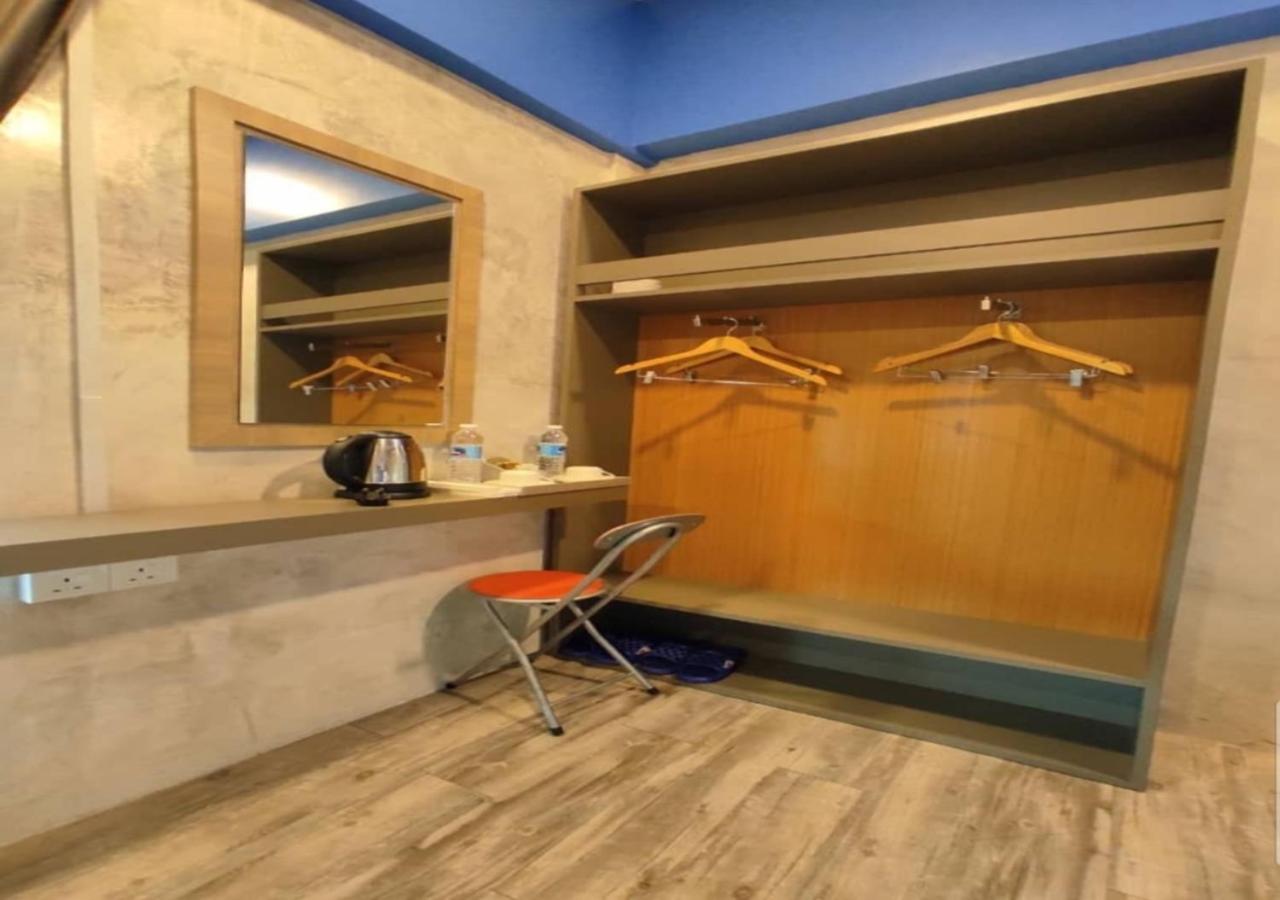 Deluxe King Room with Window - Photo 3