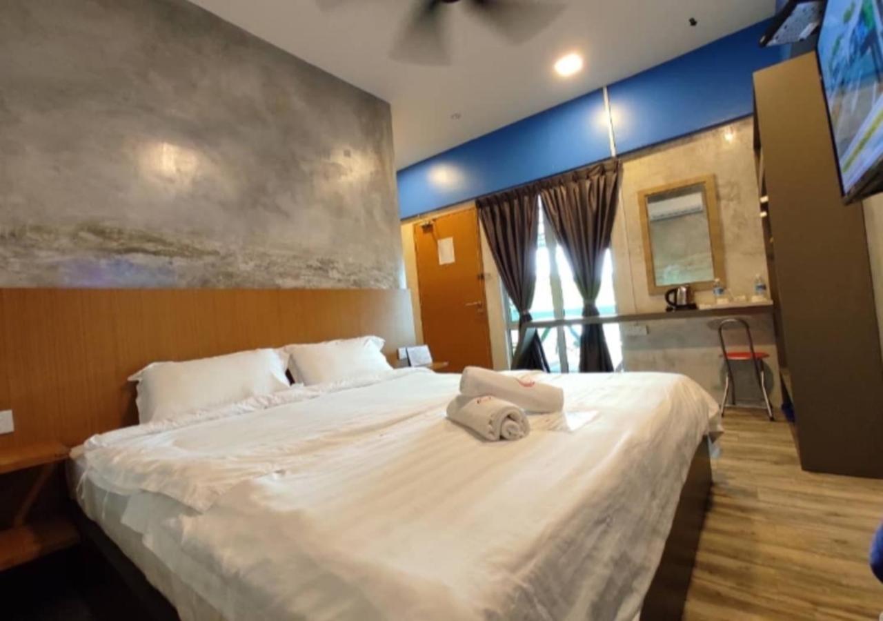 Deluxe King Room with Window - Photo 1