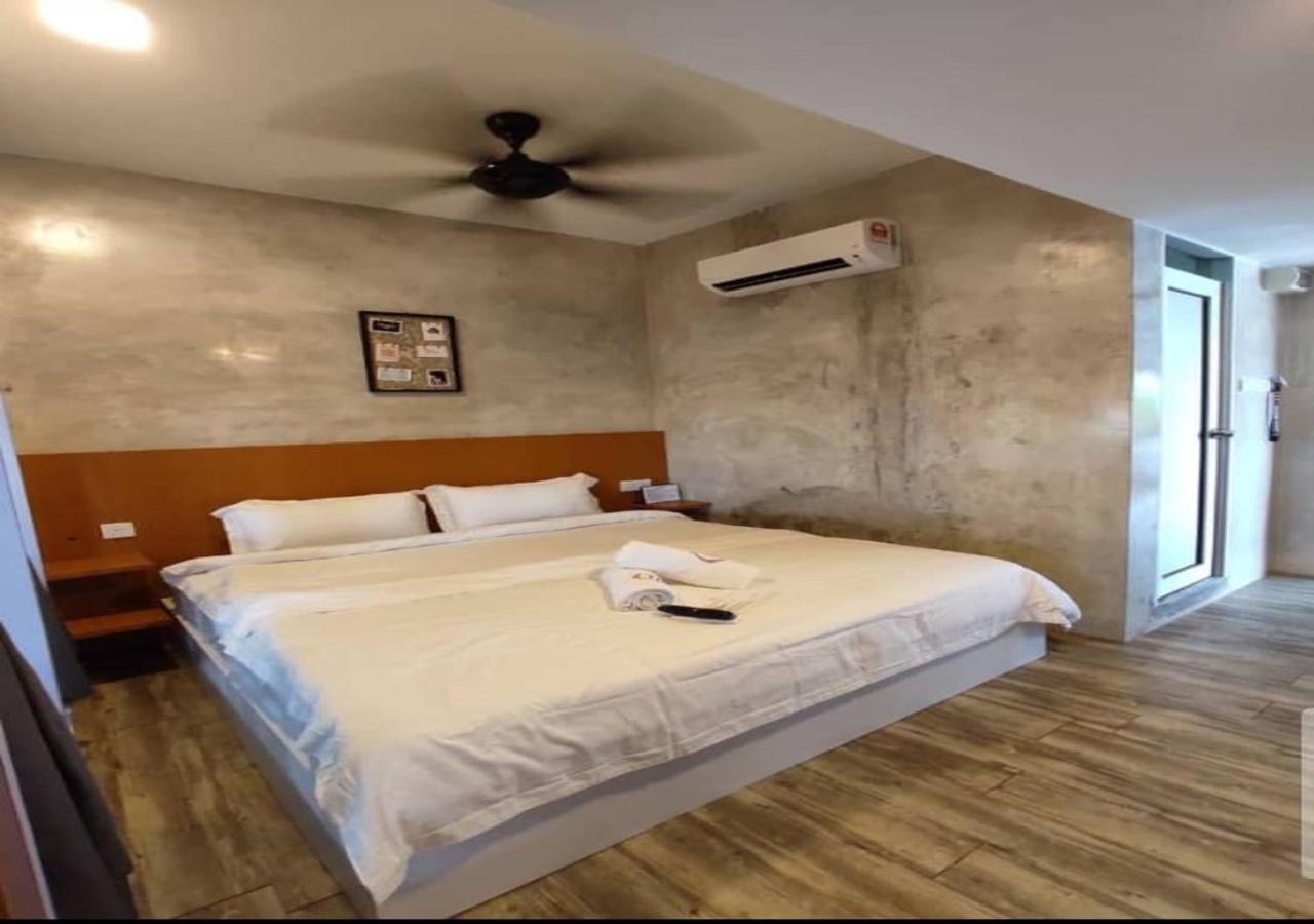 Deluxe King Room with Balcony - Photo 4