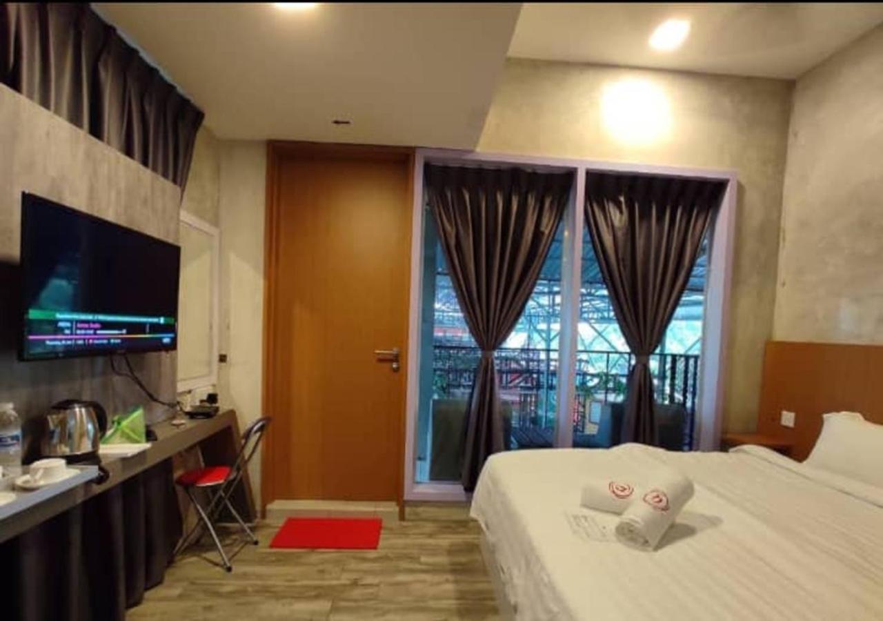 Deluxe King Room with Balcony - Photo 3
