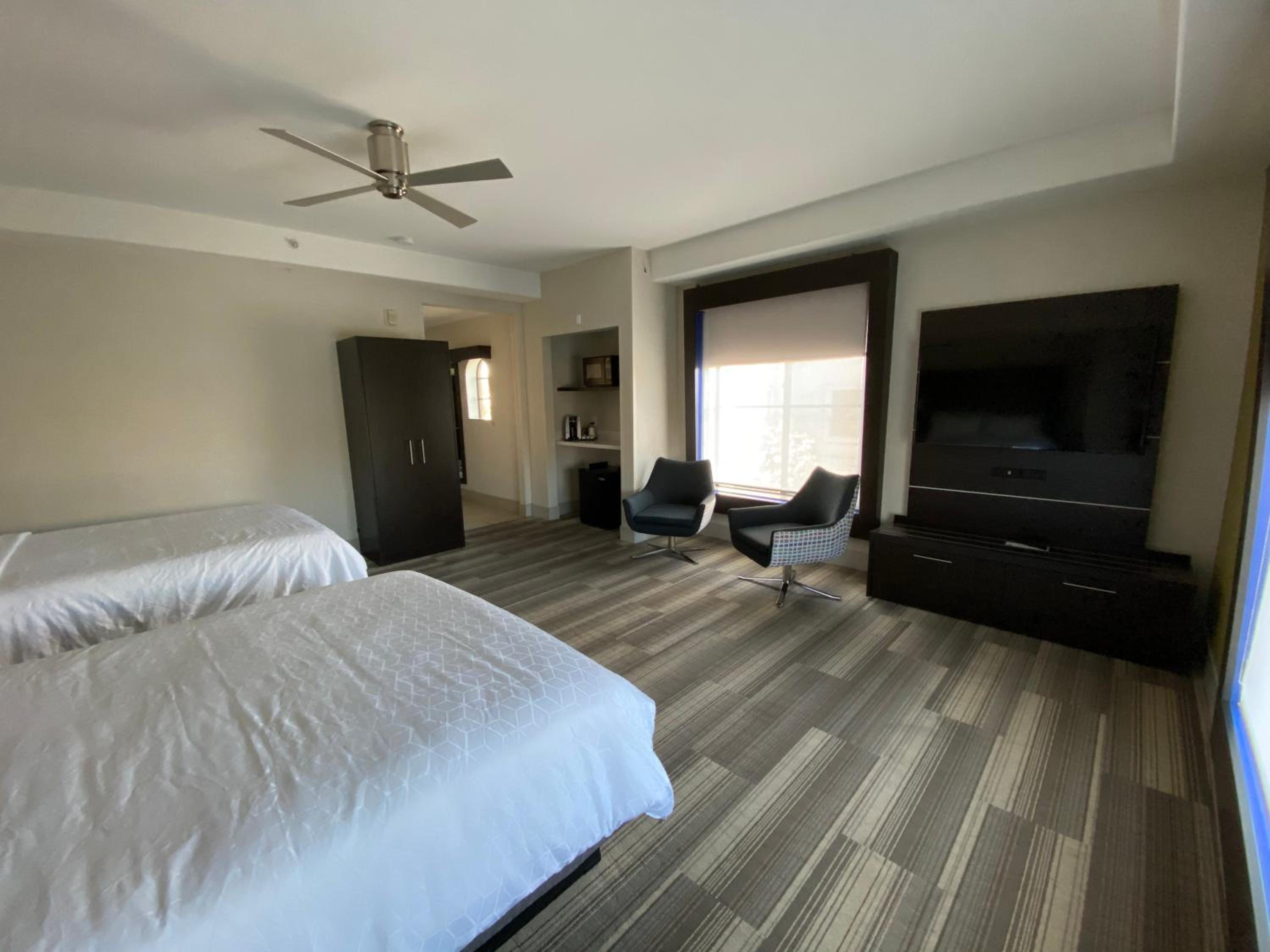 One-Bedroom Queen Suite with Lake View - Photo 4