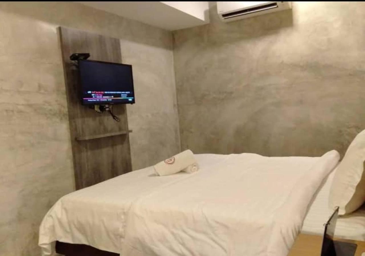 Deluxe King Room without Window - Photo 2