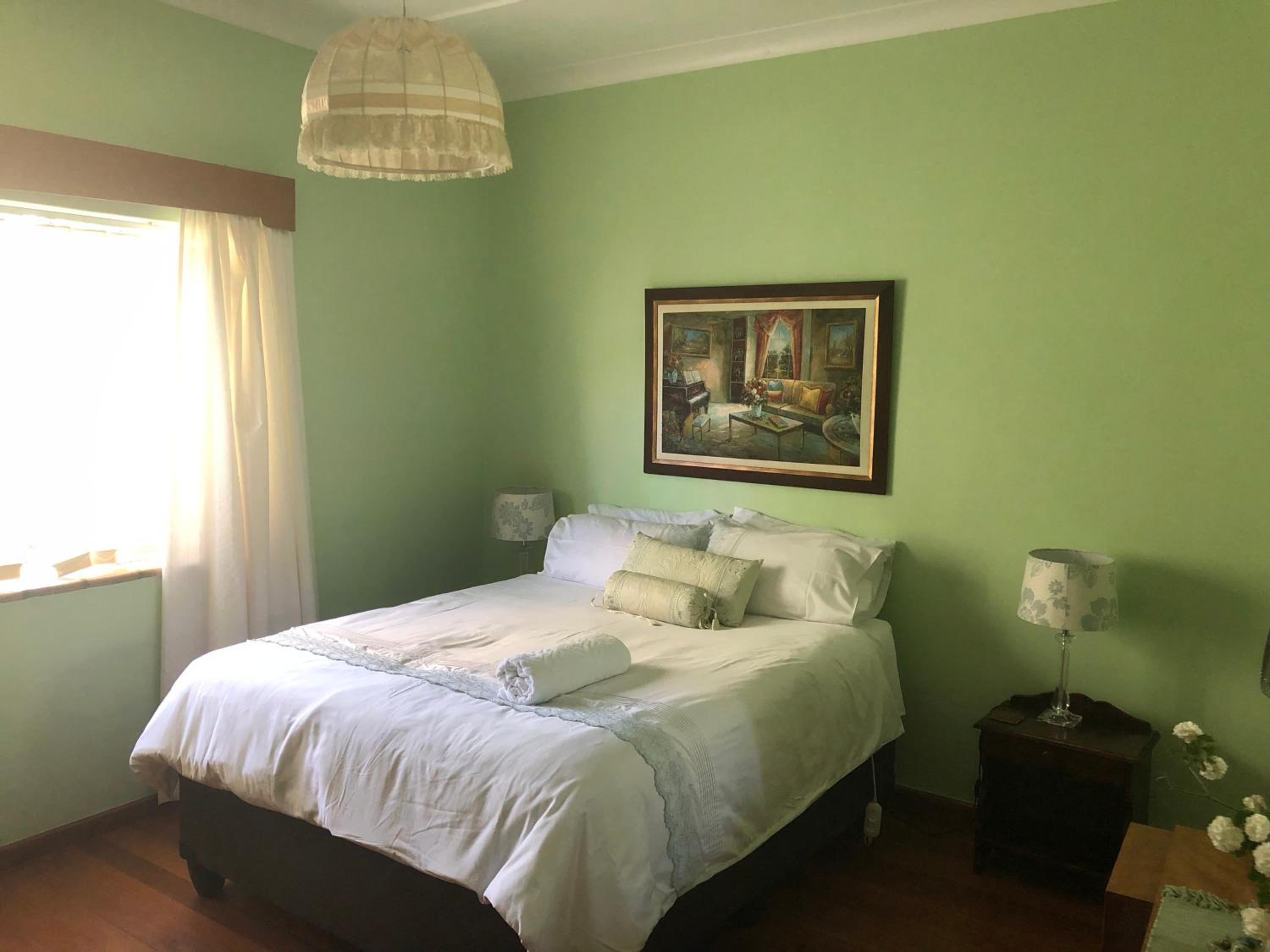 Five-Bedroom House - Photo 23