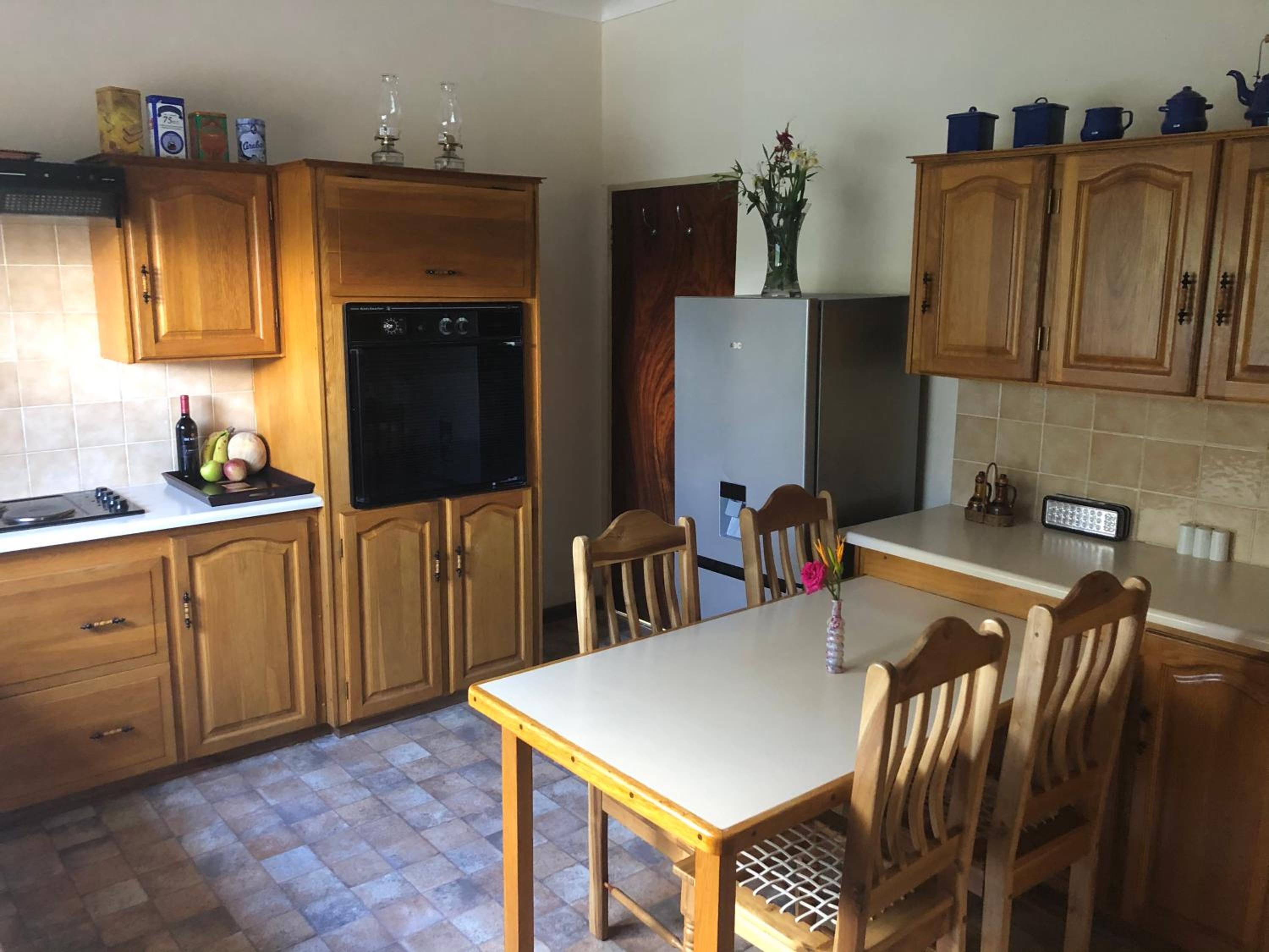 Five-Bedroom House - Photo 2