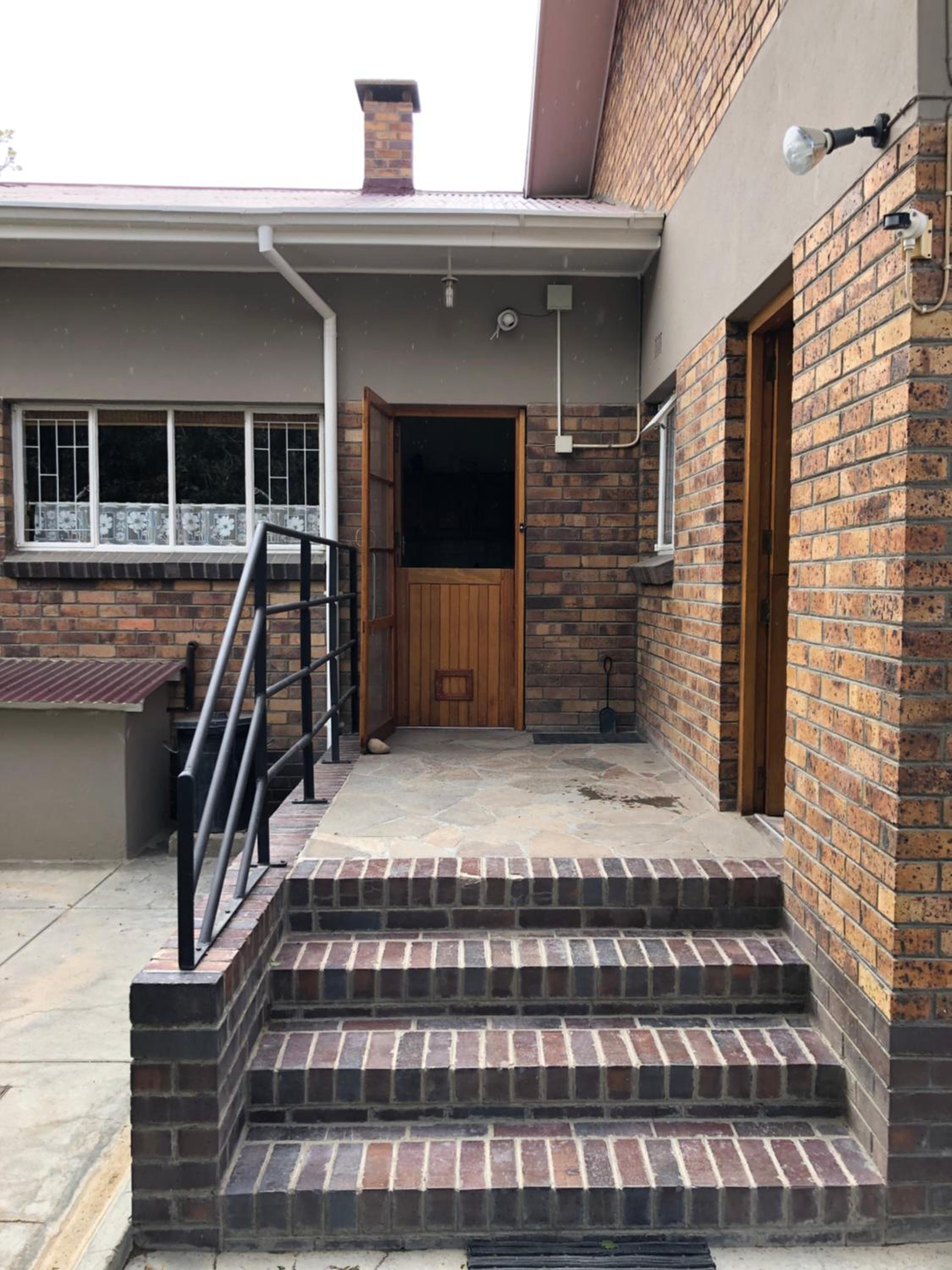 Five-Bedroom House - Photo 10