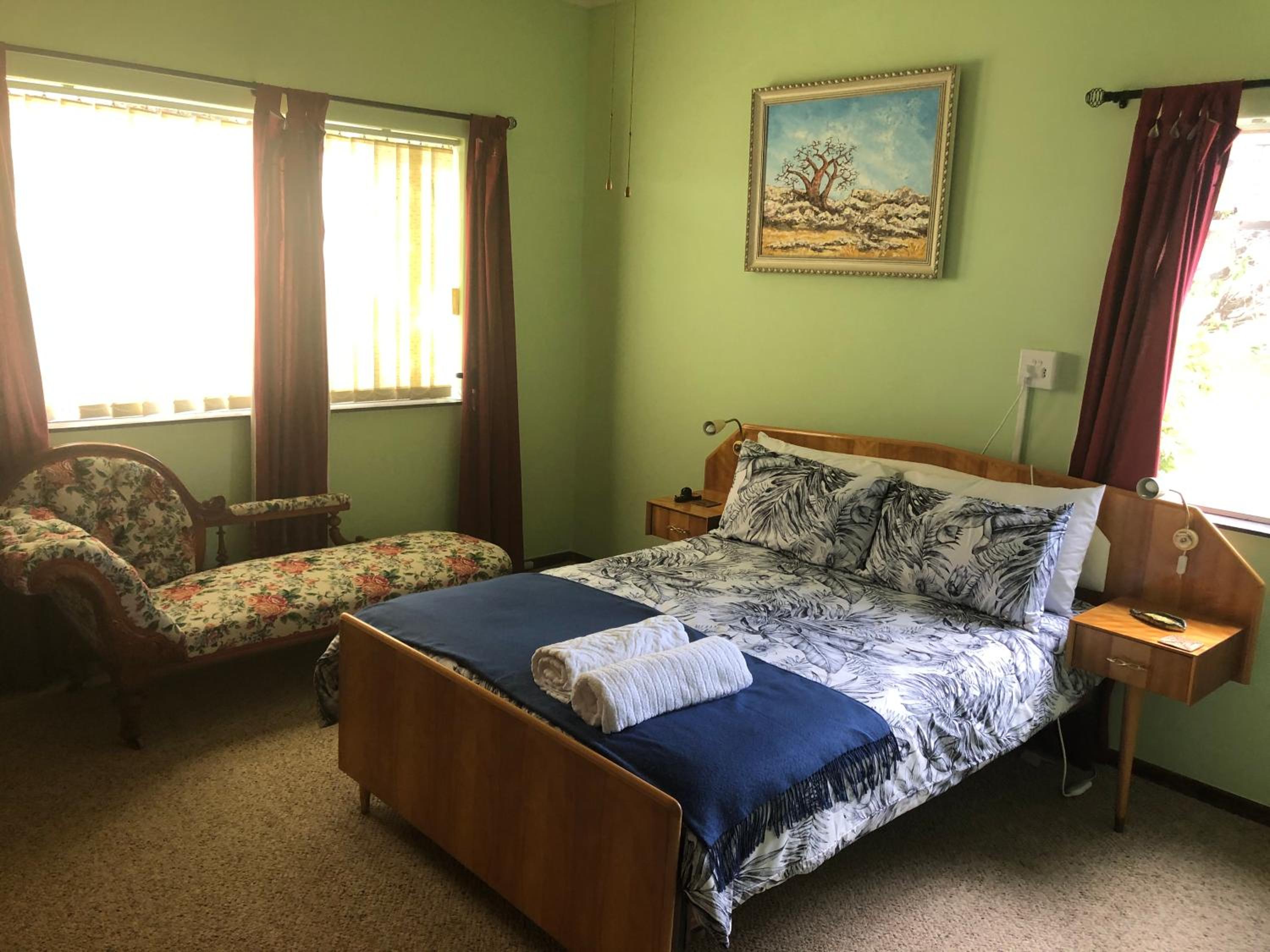 Five-Bedroom House - Photo 12