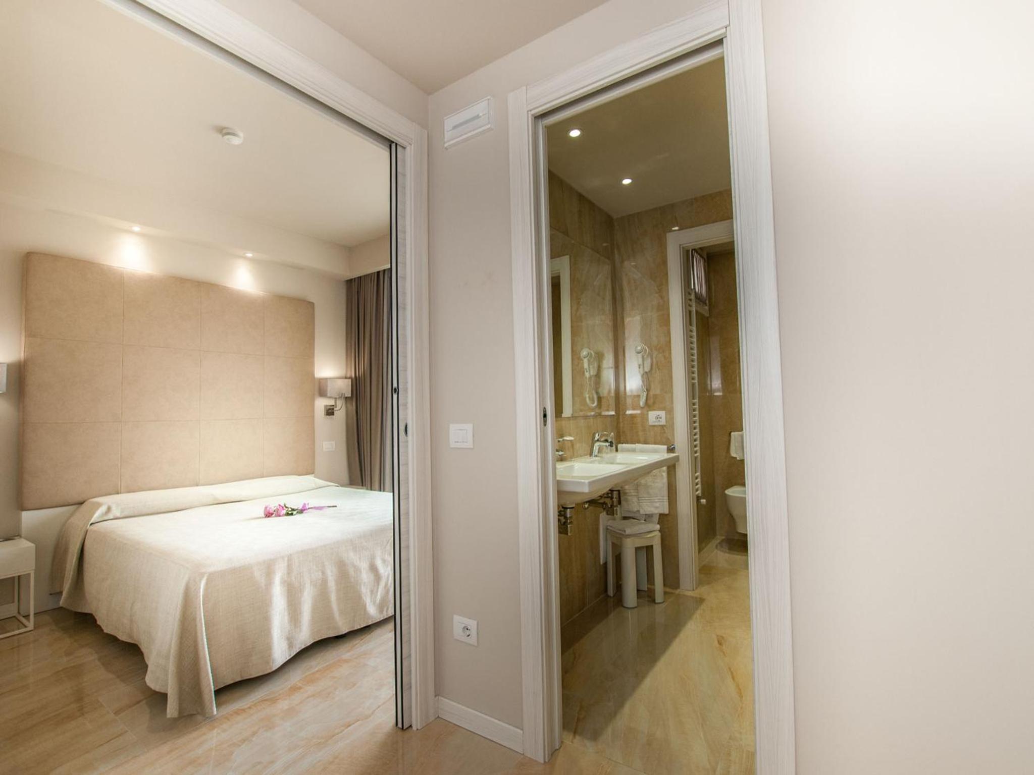 Suite - Photo 11