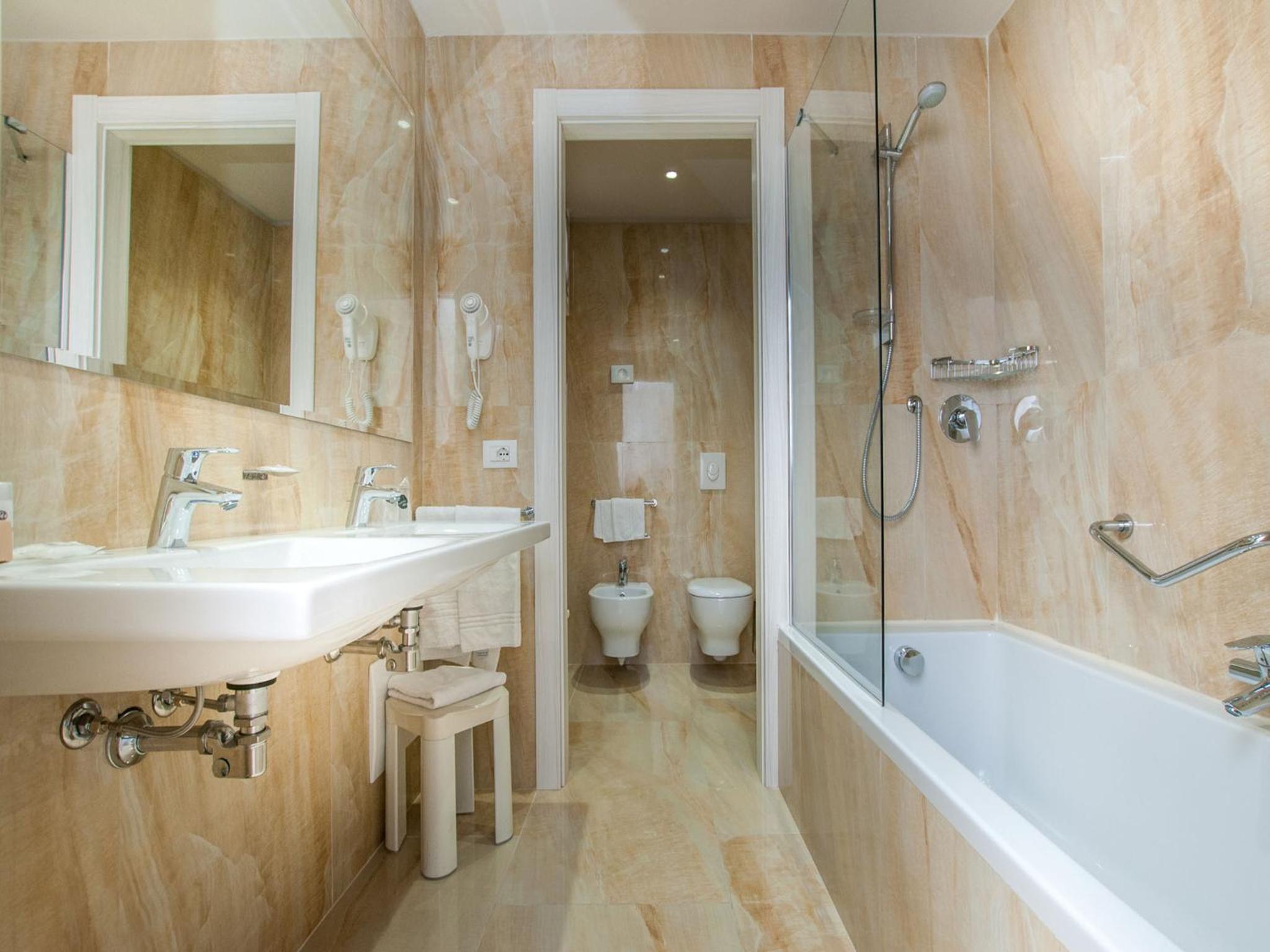 Suite - Photo 17