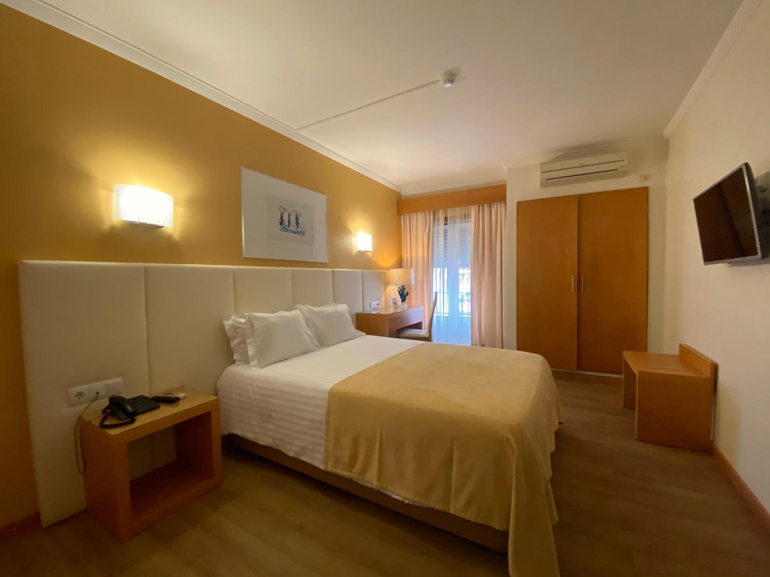 Double or Twin Room - Photo 15