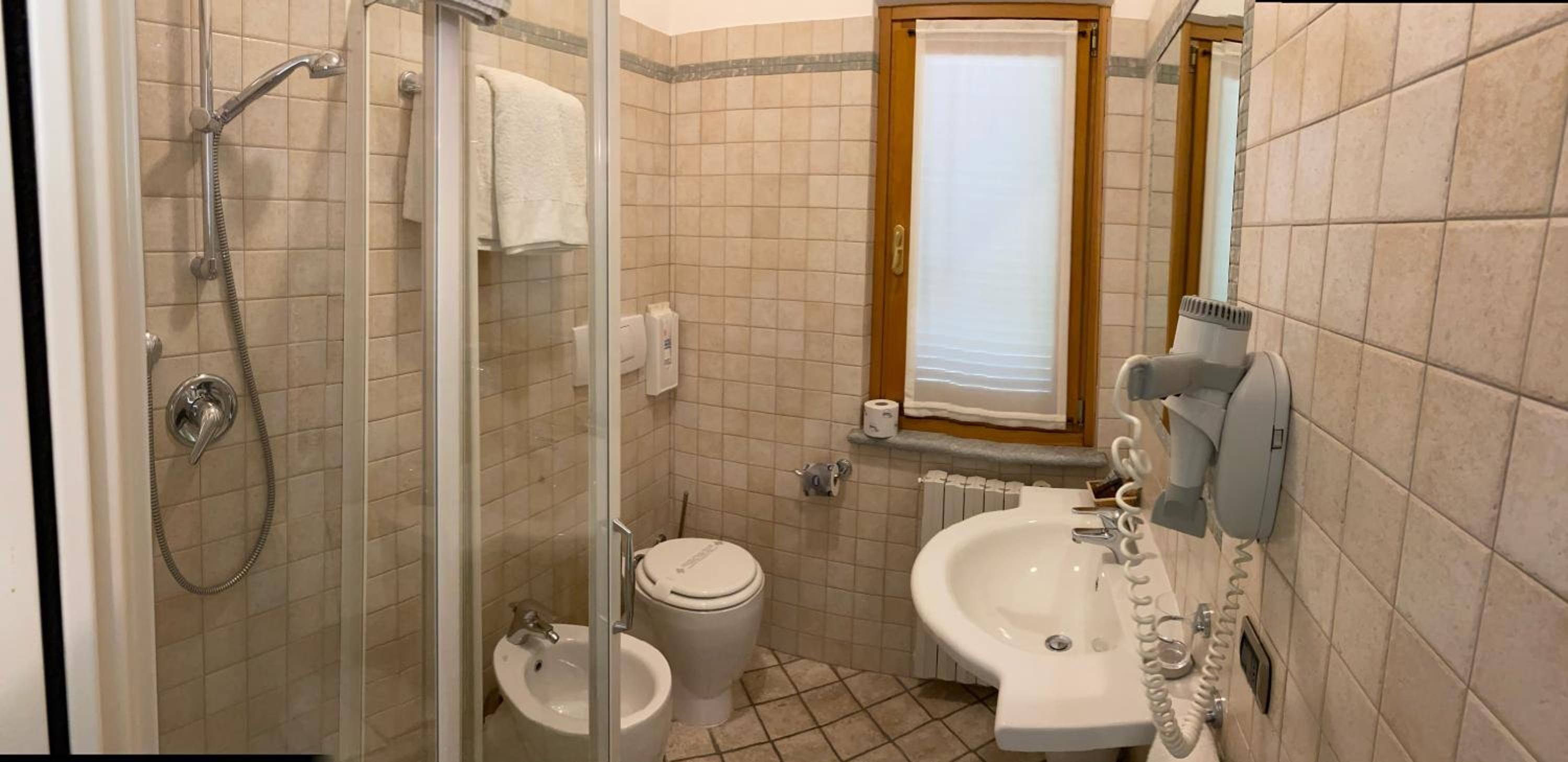 Double or Twin Room with Private Bathroom - Photo 26