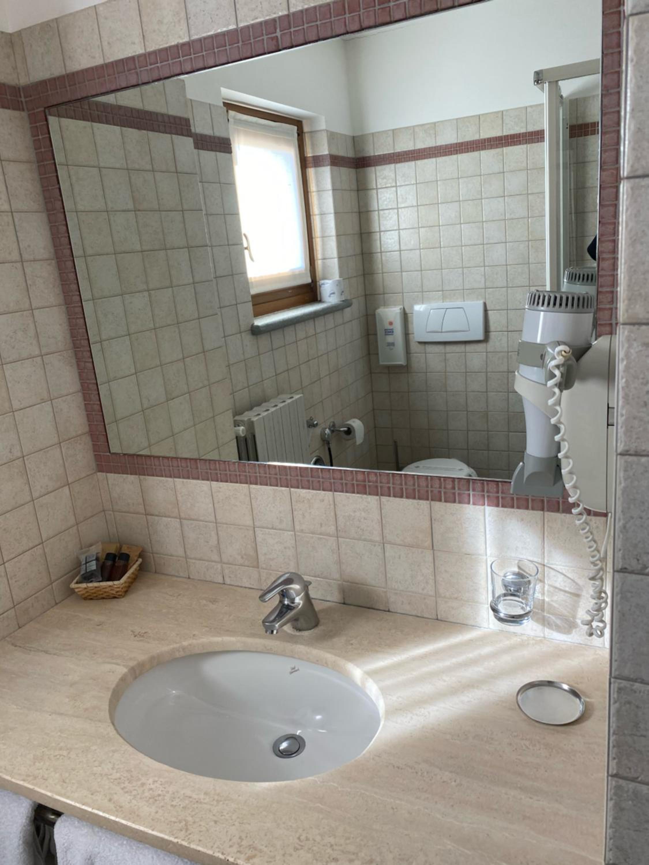 Double or Twin Room with Private Bathroom - Photo 15