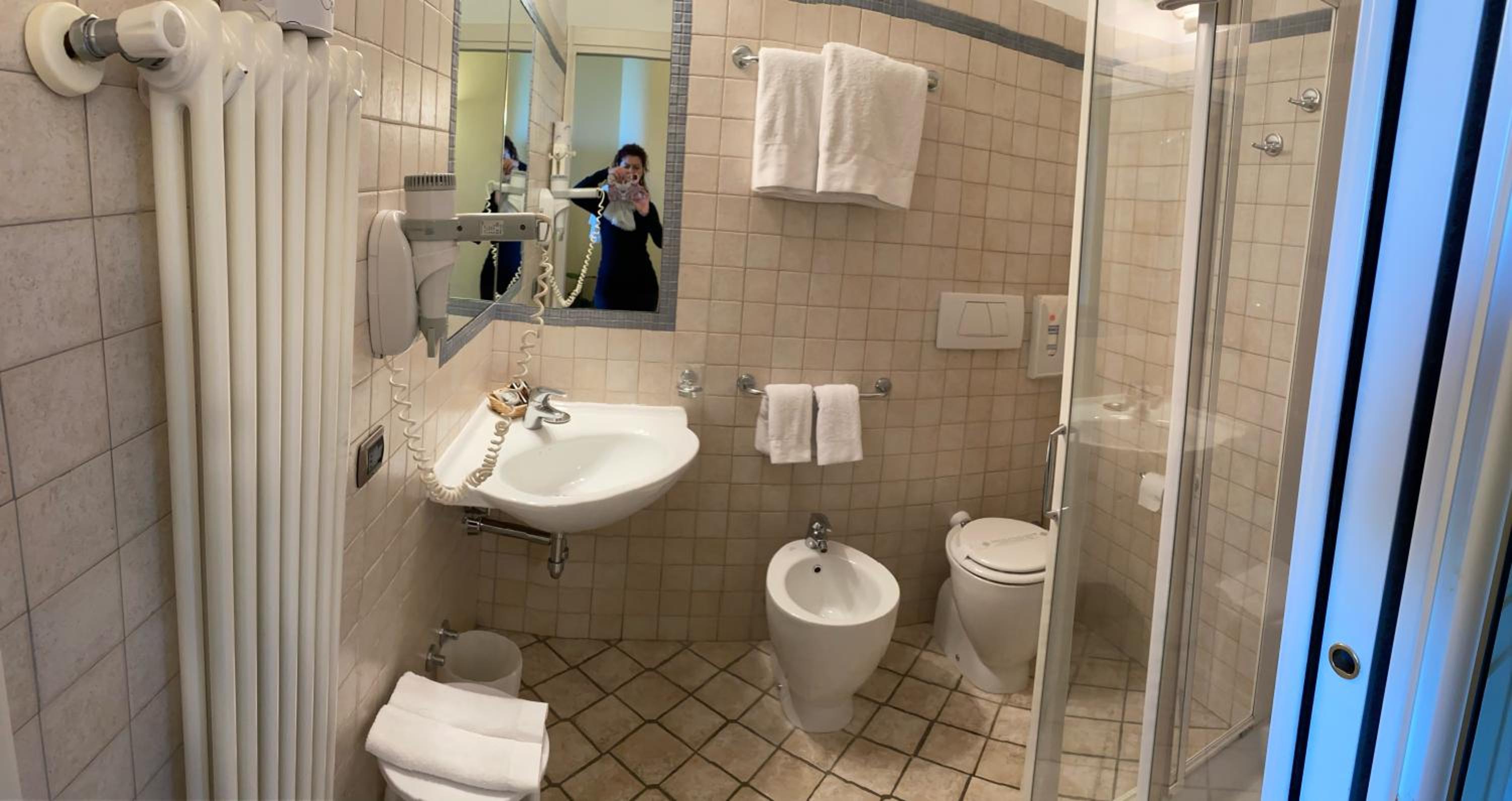 Double or Twin Room with Private Bathroom - Photo 17