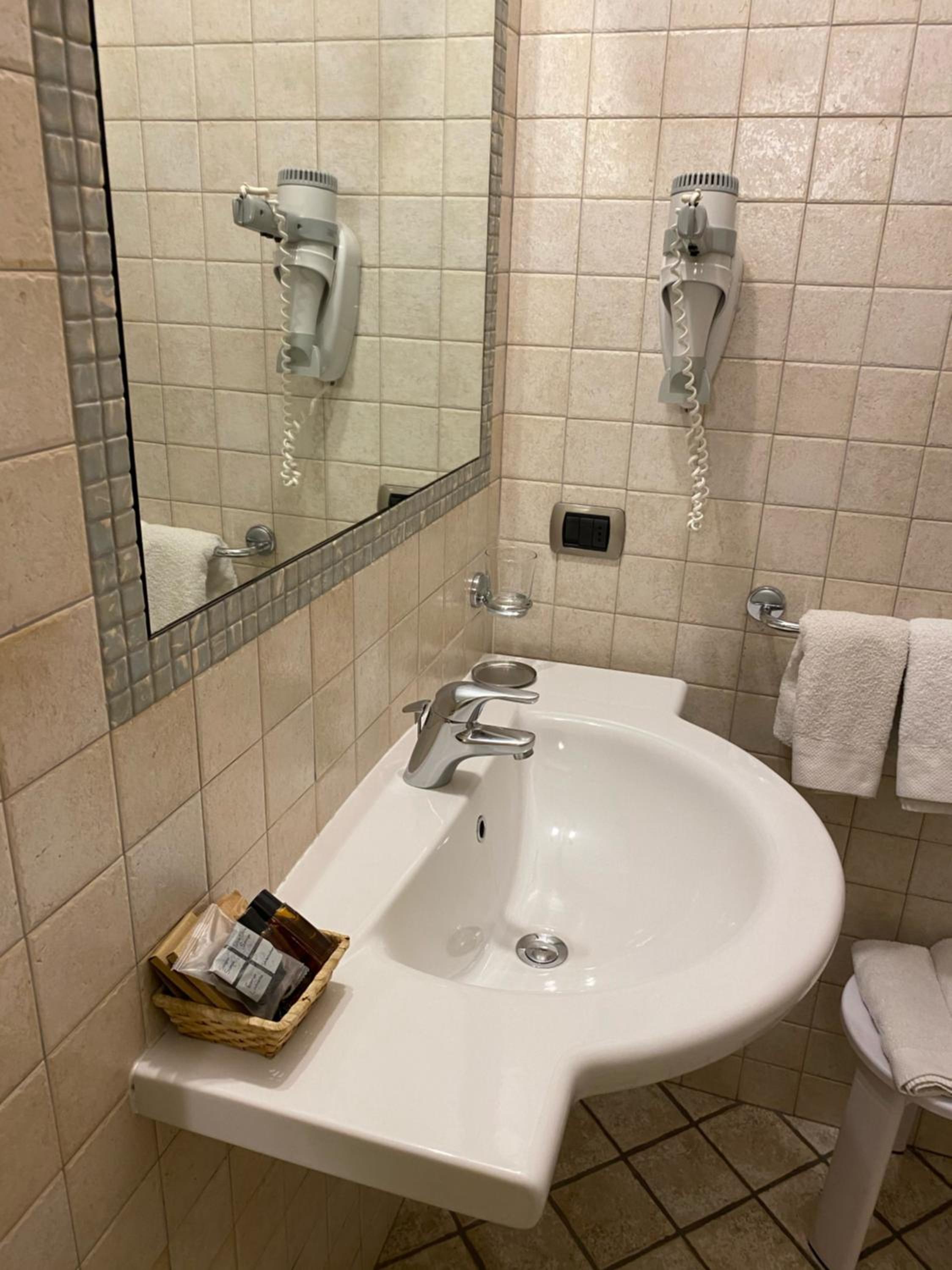 Double or Twin Room with Private Bathroom - Photo 20