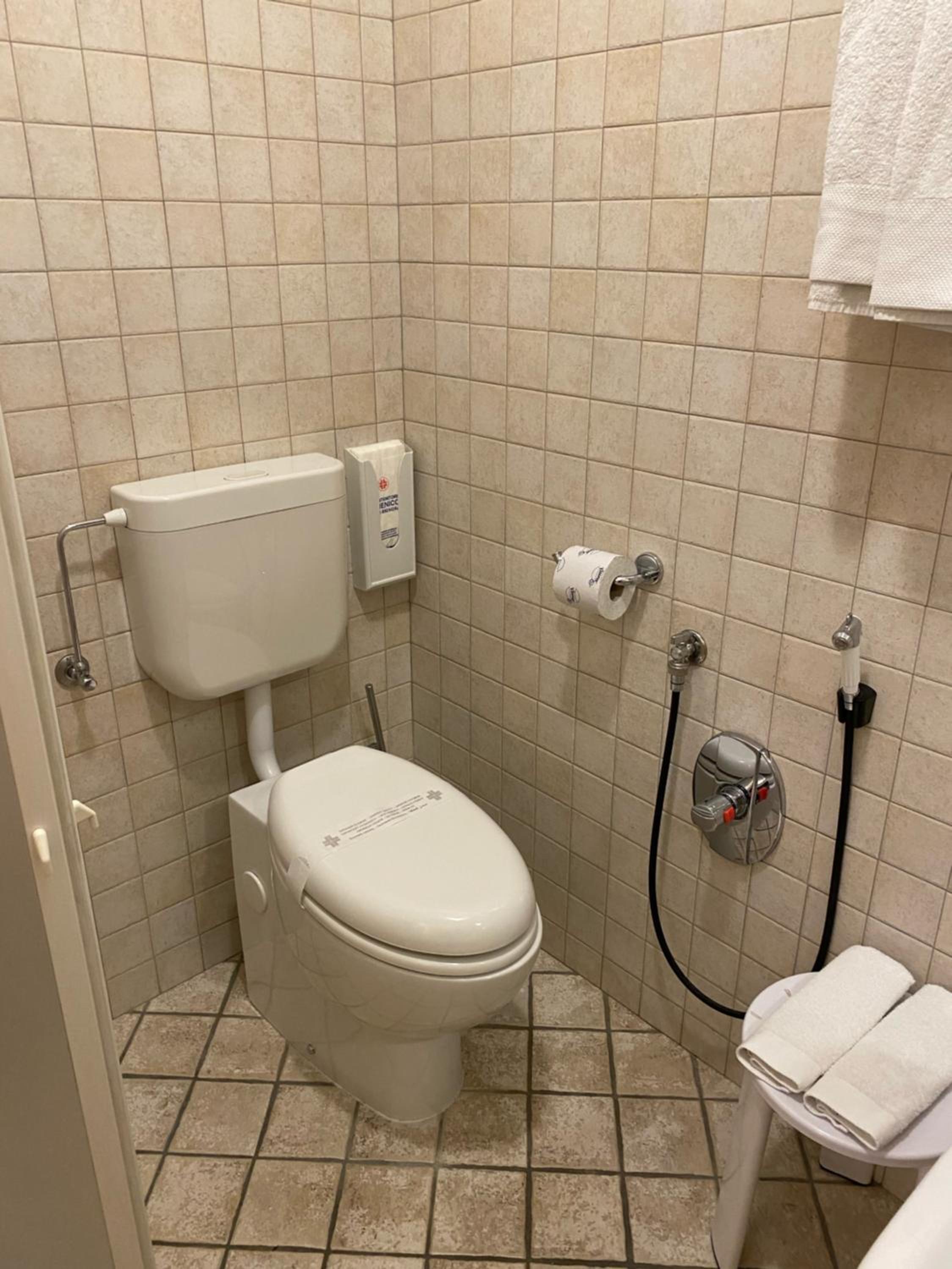 Double or Twin Room with Private Bathroom - Photo 21