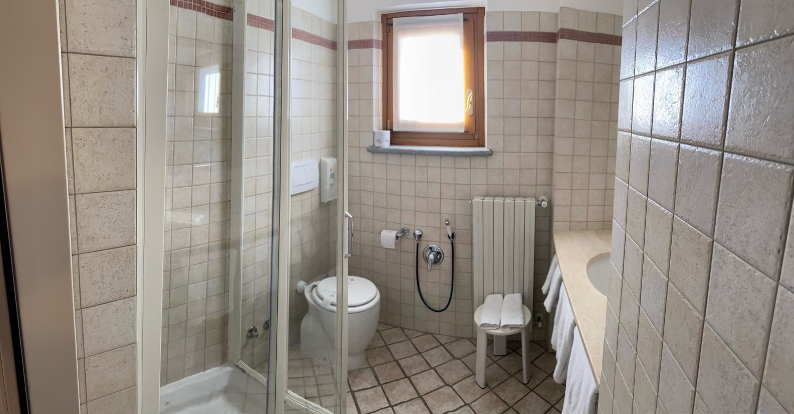 Double or Twin Room with Private Bathroom - Photo 25