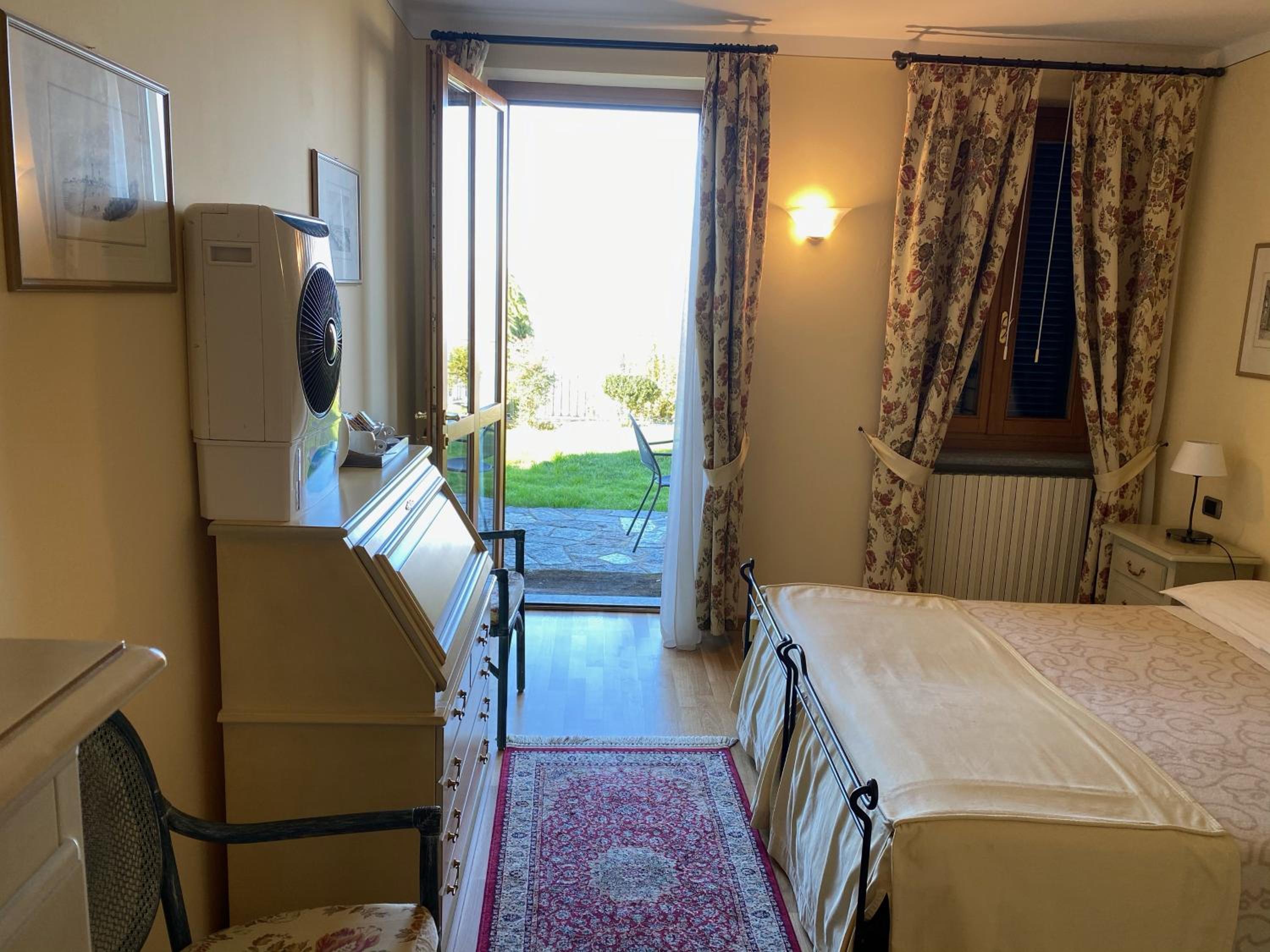 Double or Twin Room with Private Bathroom - Photo 8