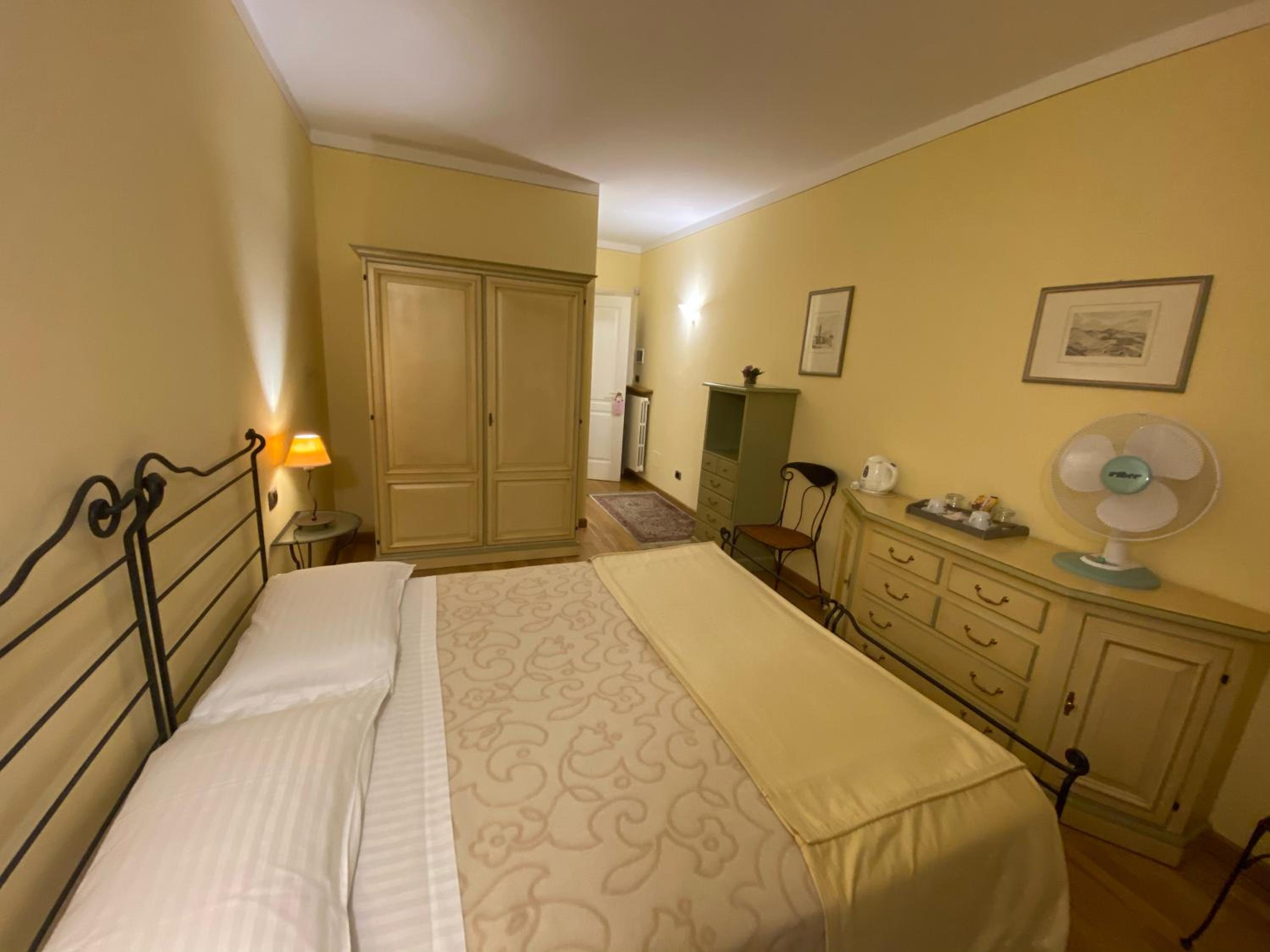 Double or Twin Room with Private Bathroom - Photo 13