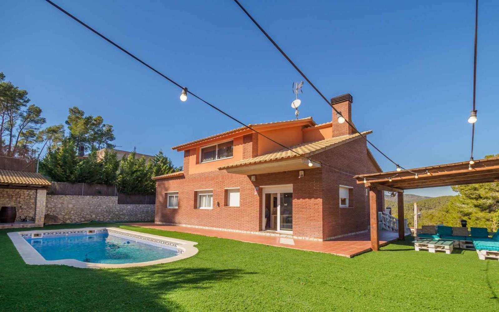 Four-Bedroom House photo 2
