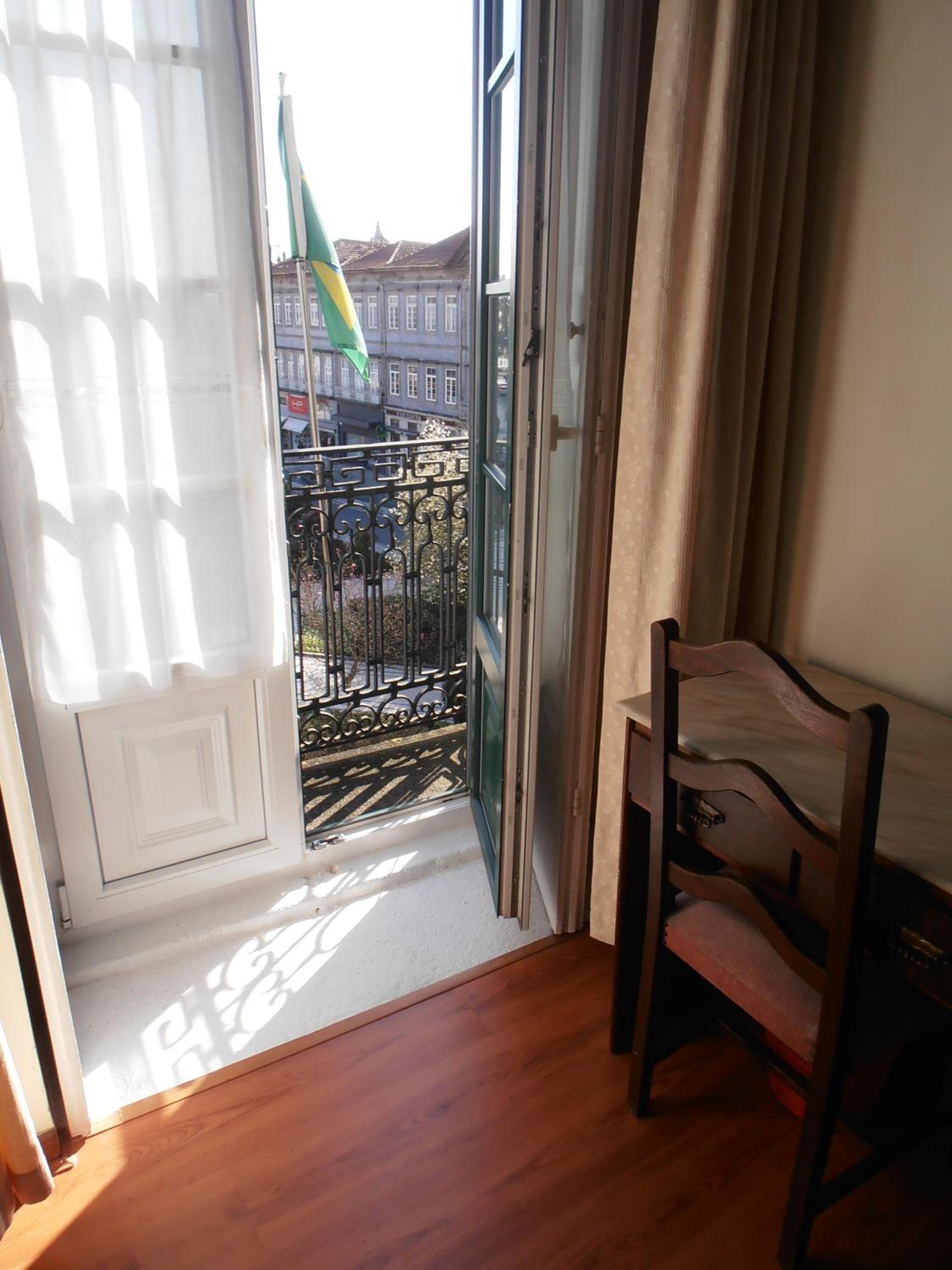 Double Room with City View - Photo 4