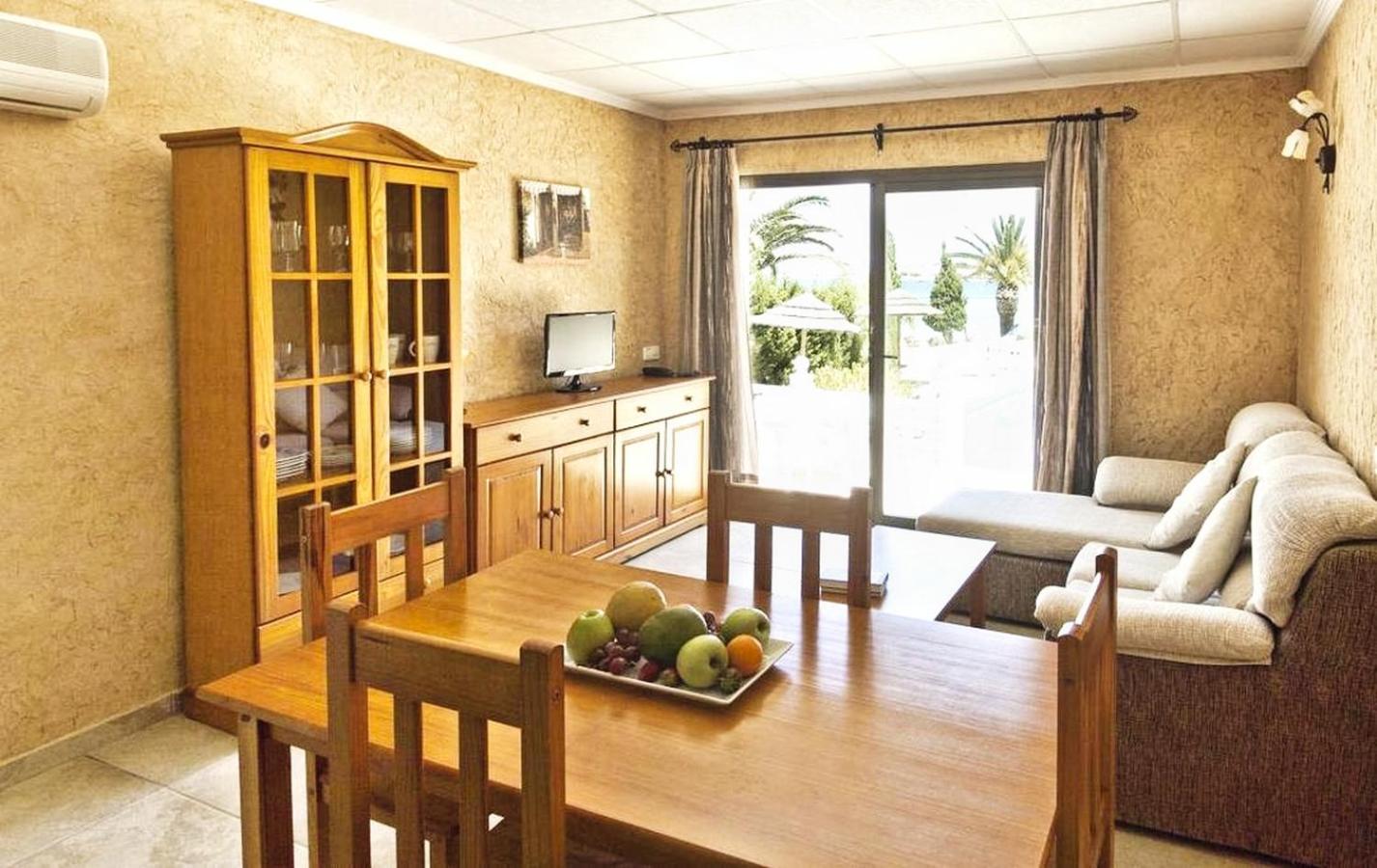 One-Bedroom Apartment with Terrace and Lake View photo 2