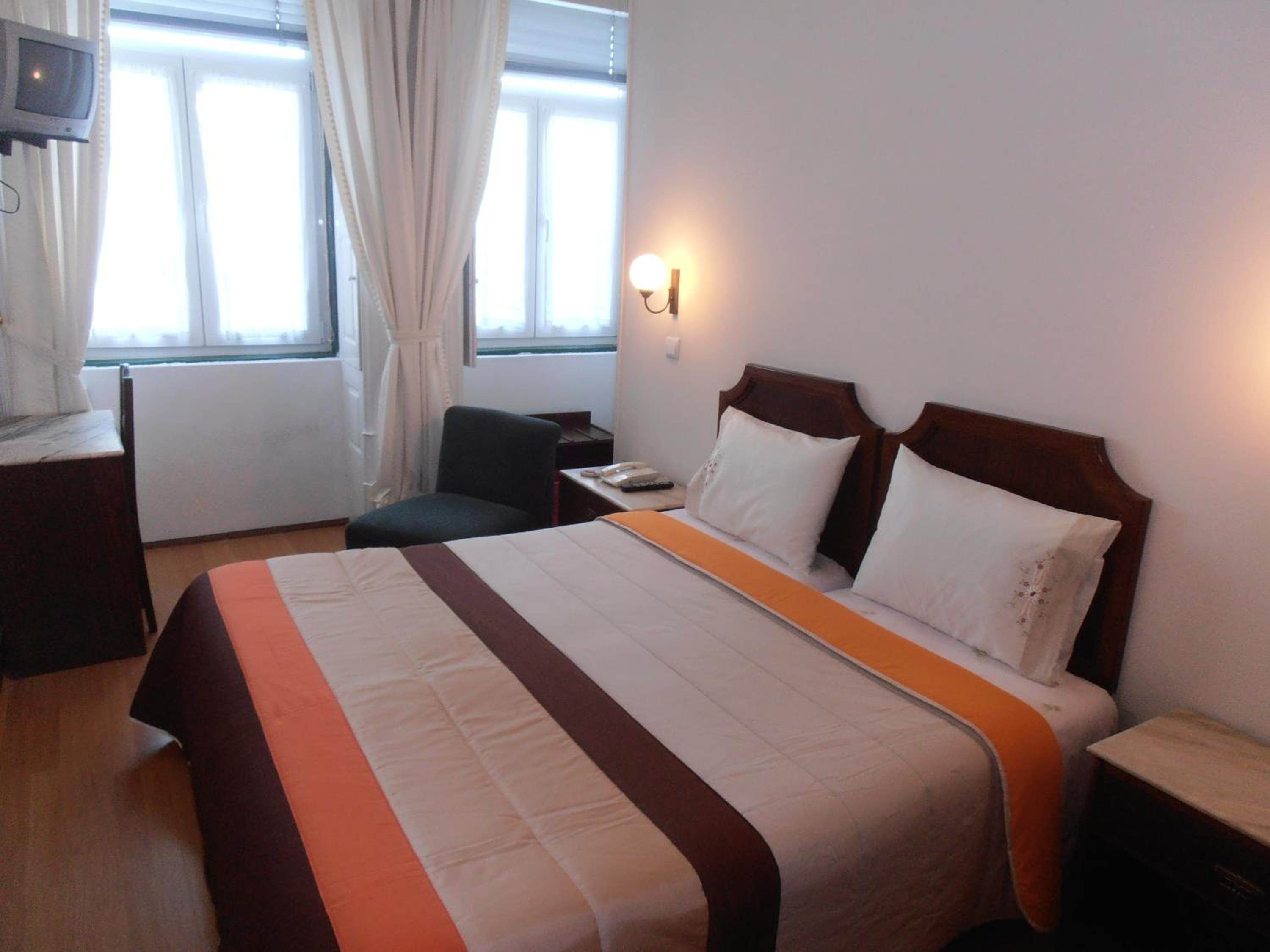 Double Room with City View - Photo 6