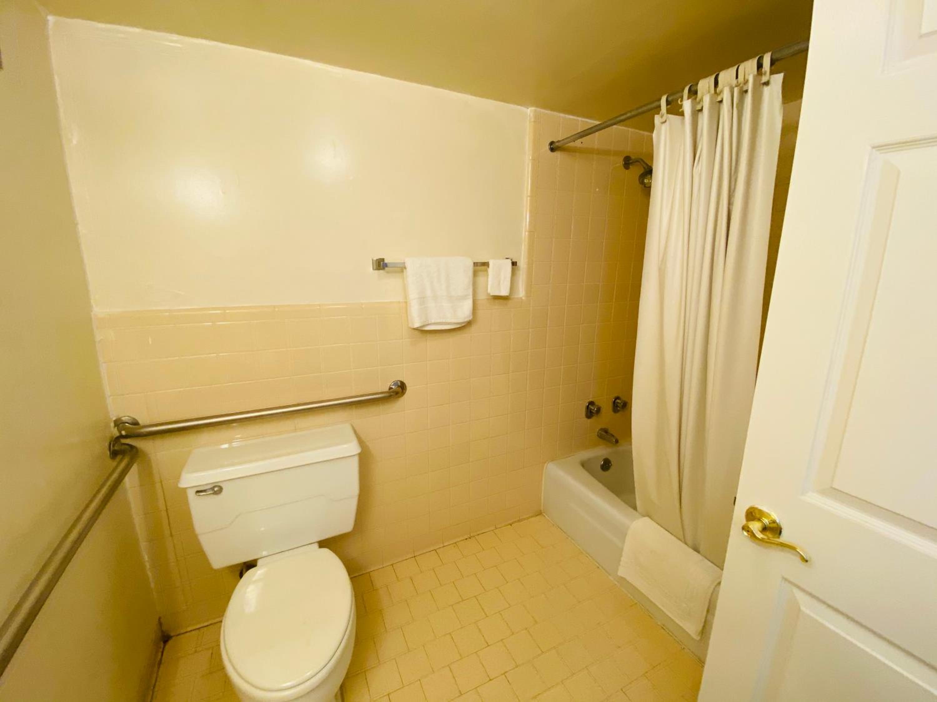 King Room - Disability Access photo 3