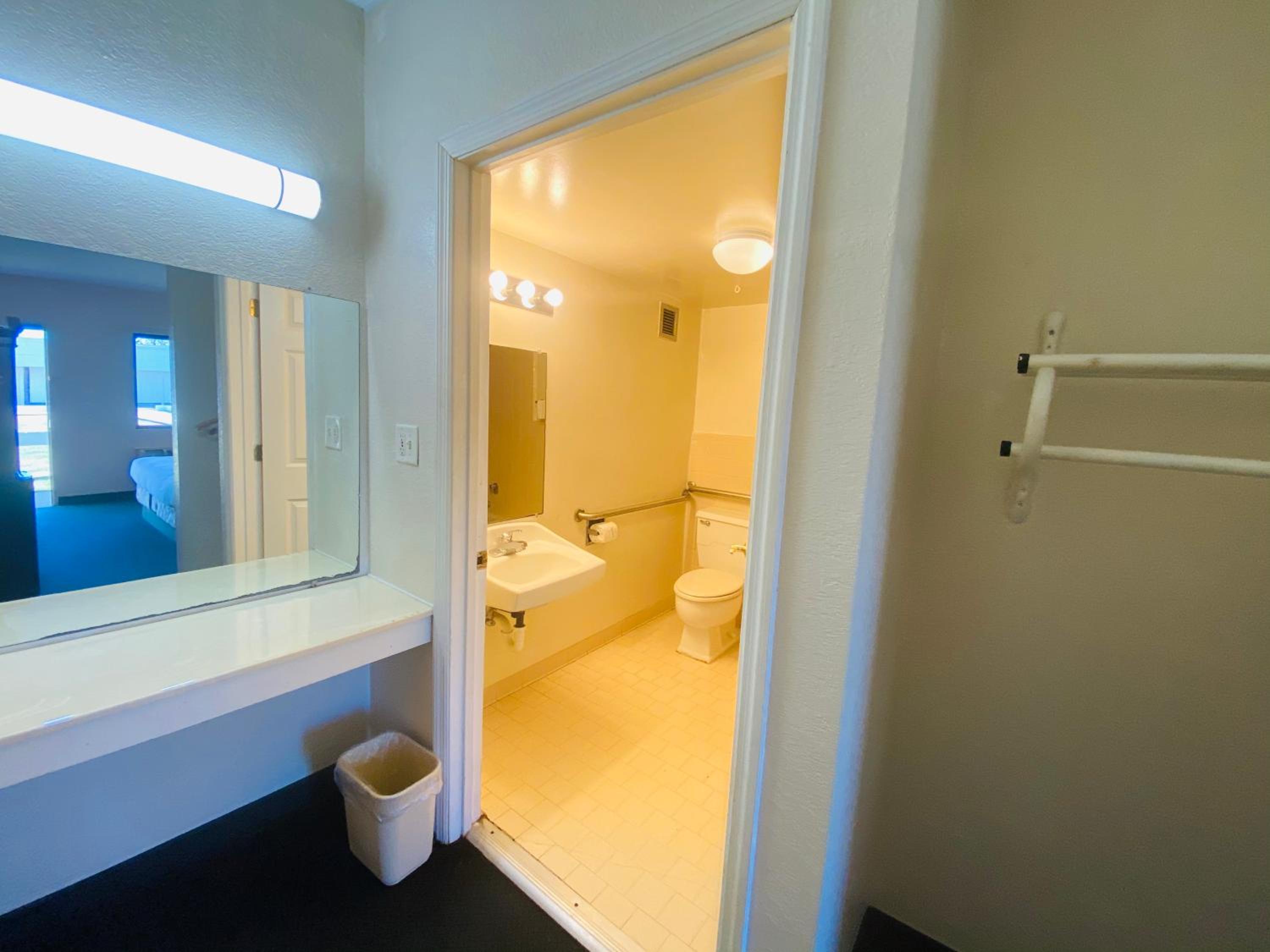 King Room - Disability Access photo 2