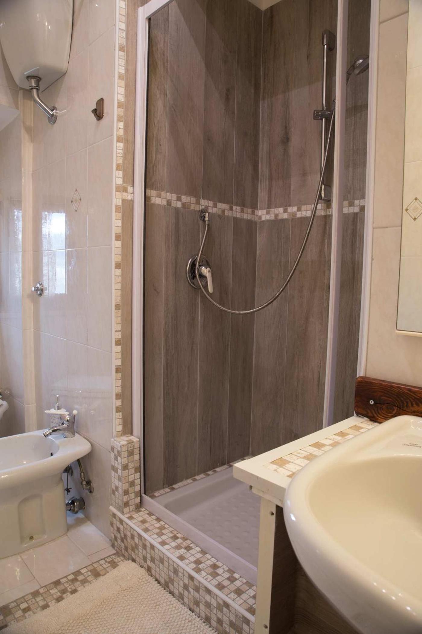Double Room - Photo 15