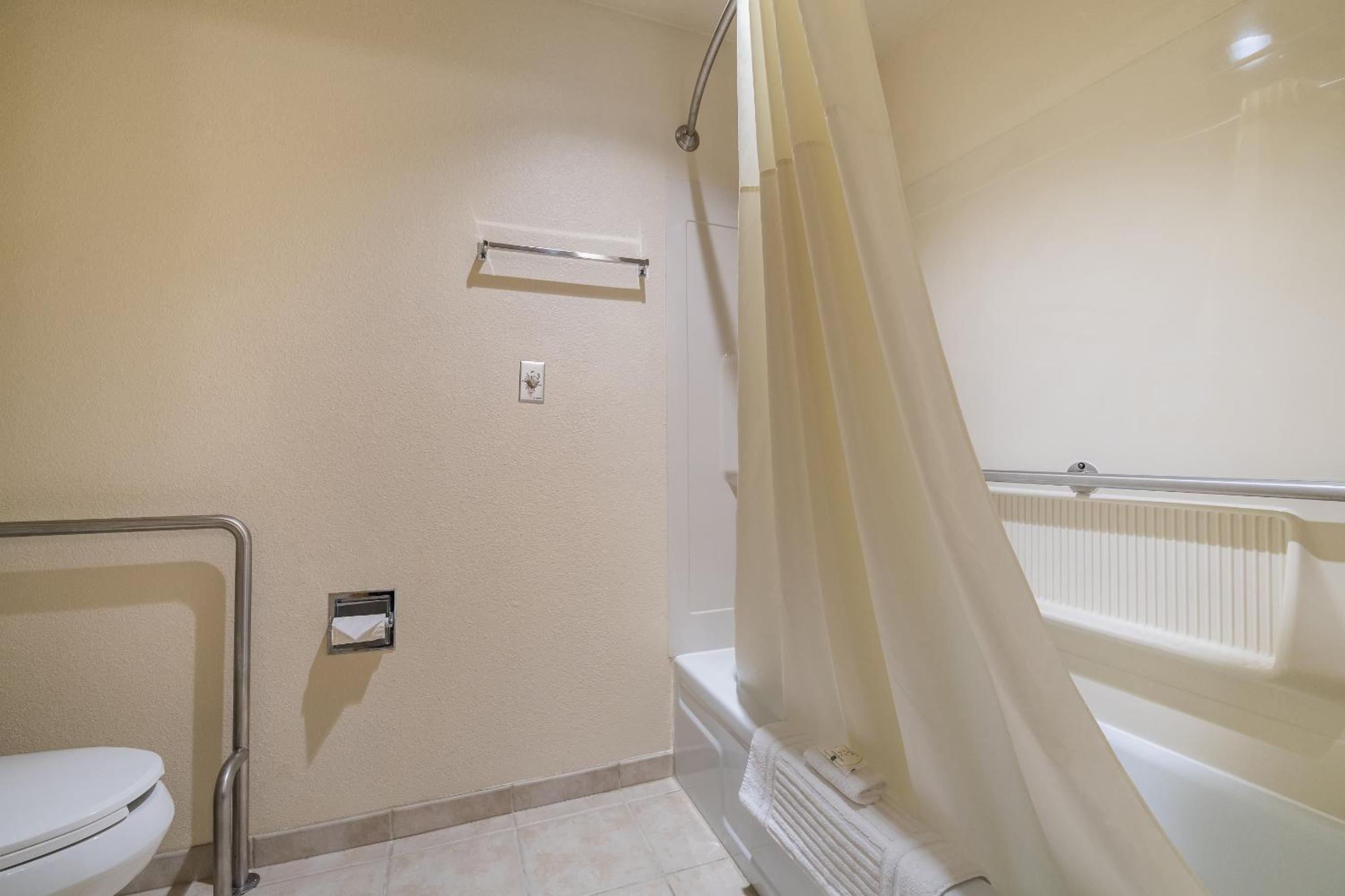 Queen Room with Two Queen Beds - Accessible/Non-Smoking  - Photo 5