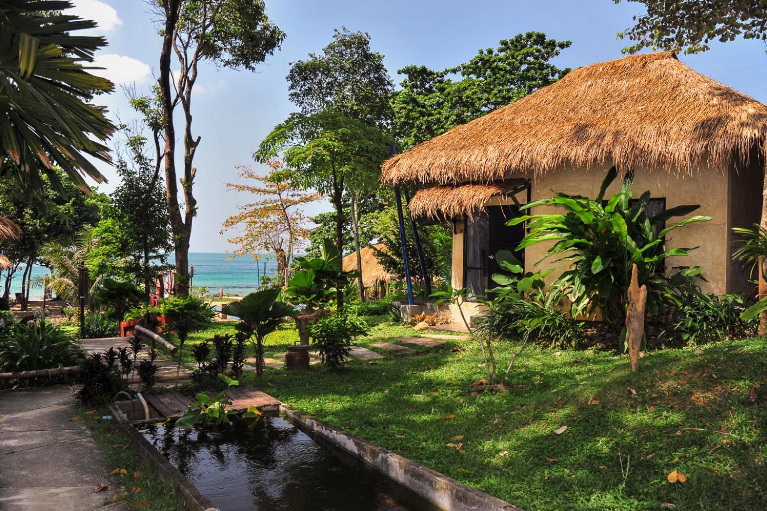 Deluxe Bungalow with Garden View photo 3