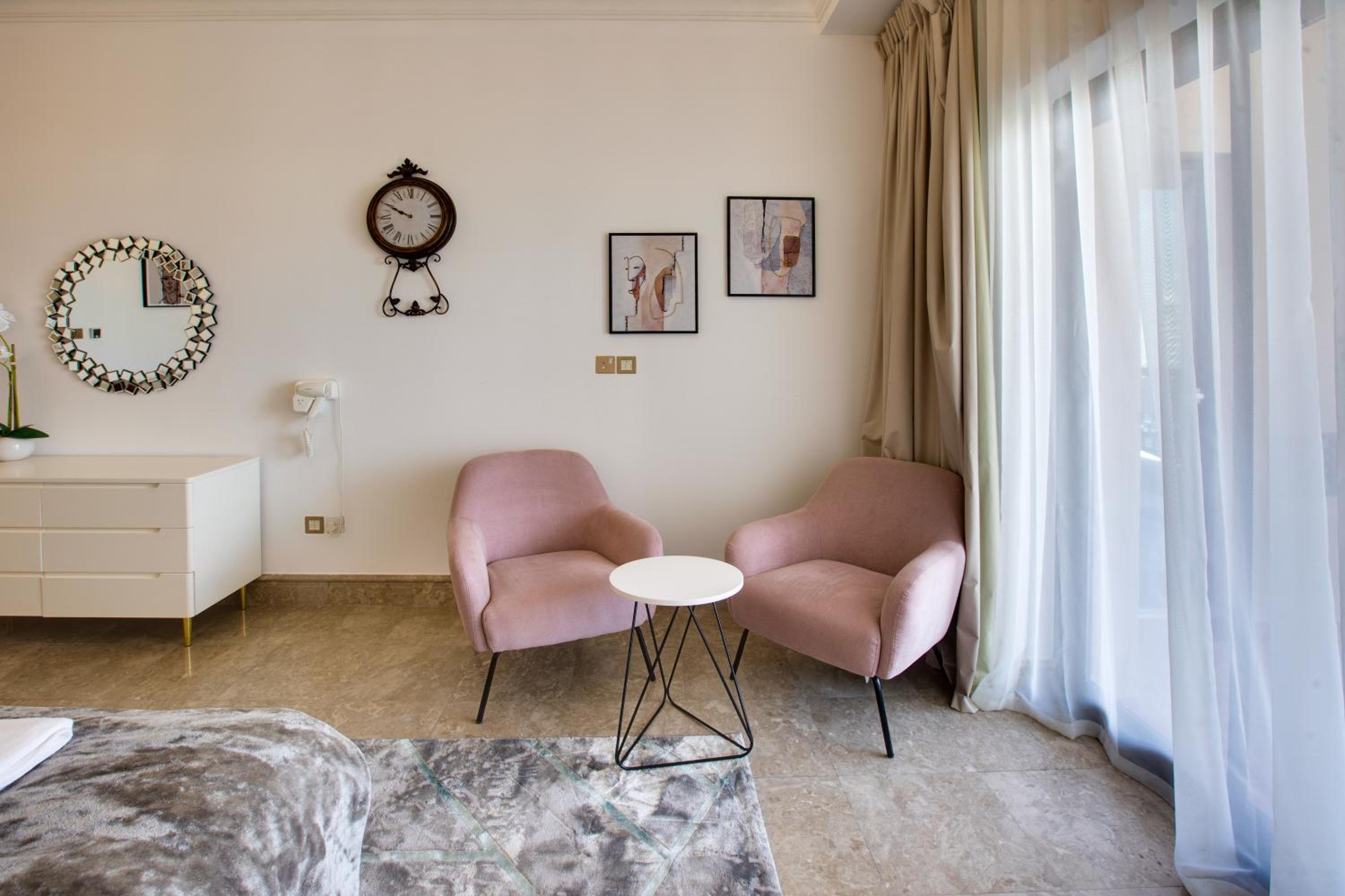 One-Bedroom Apartment photo 2