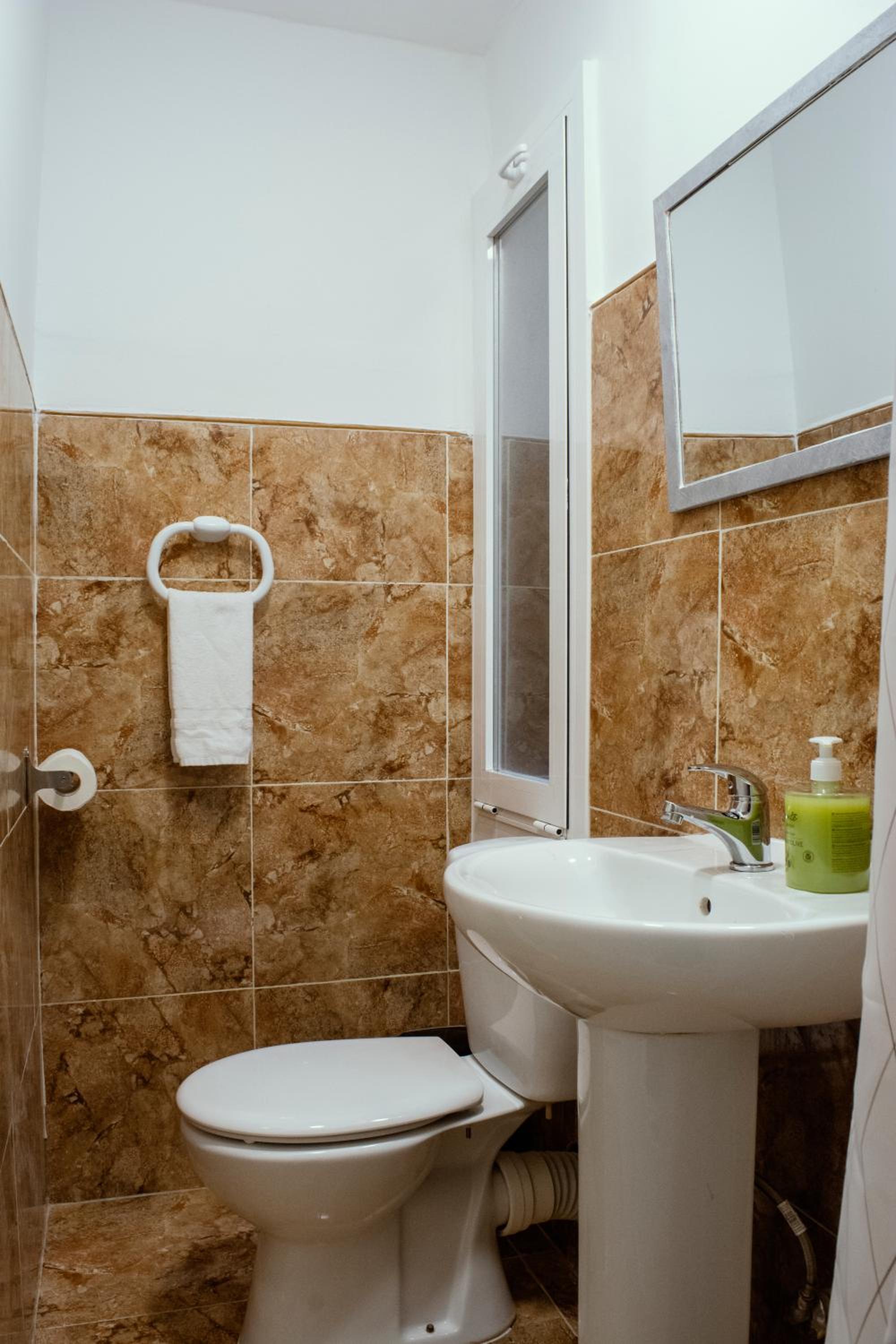 Double or Twin Room with Private Bathroom photo 2