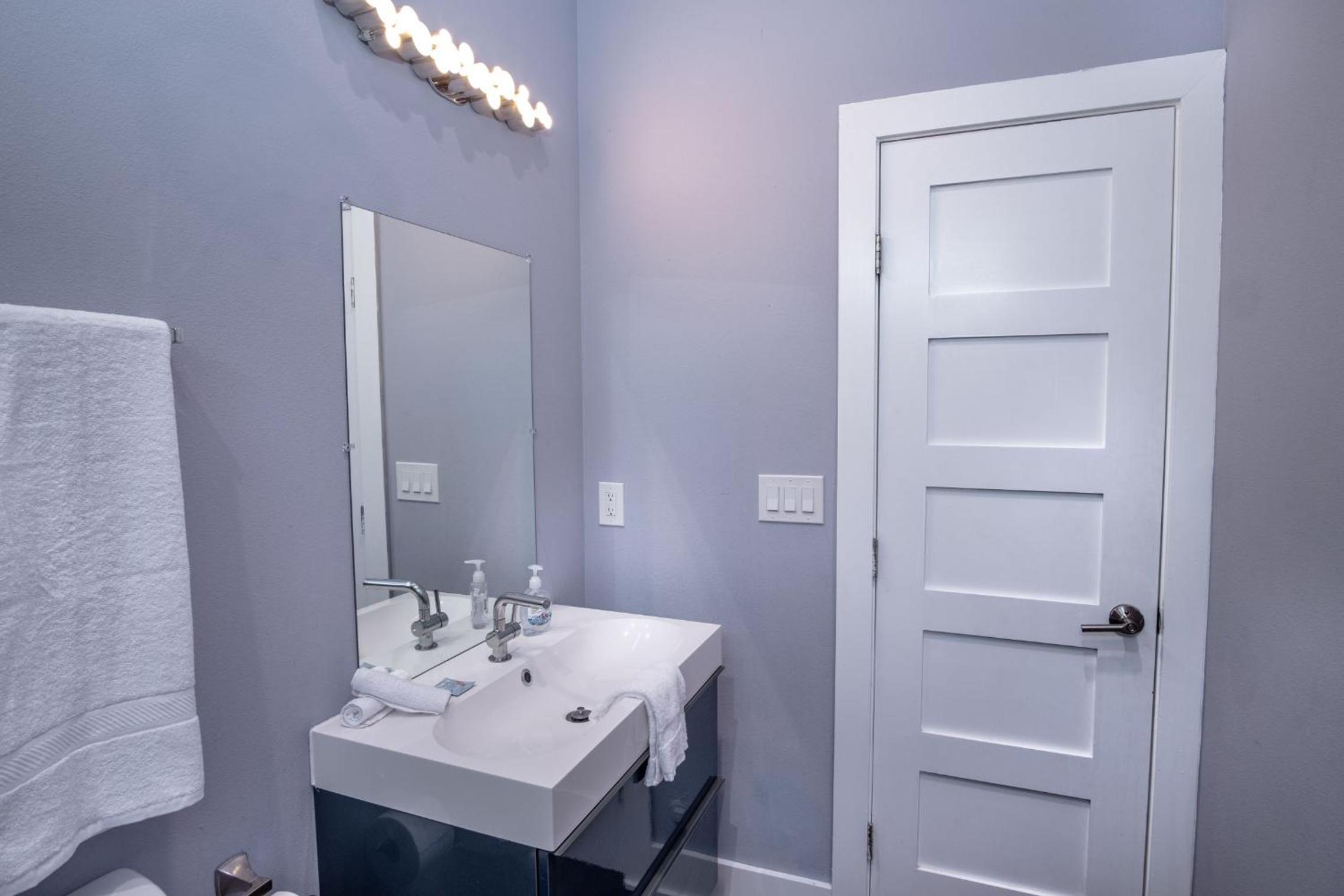 Three-Bedroom House - Photo 10