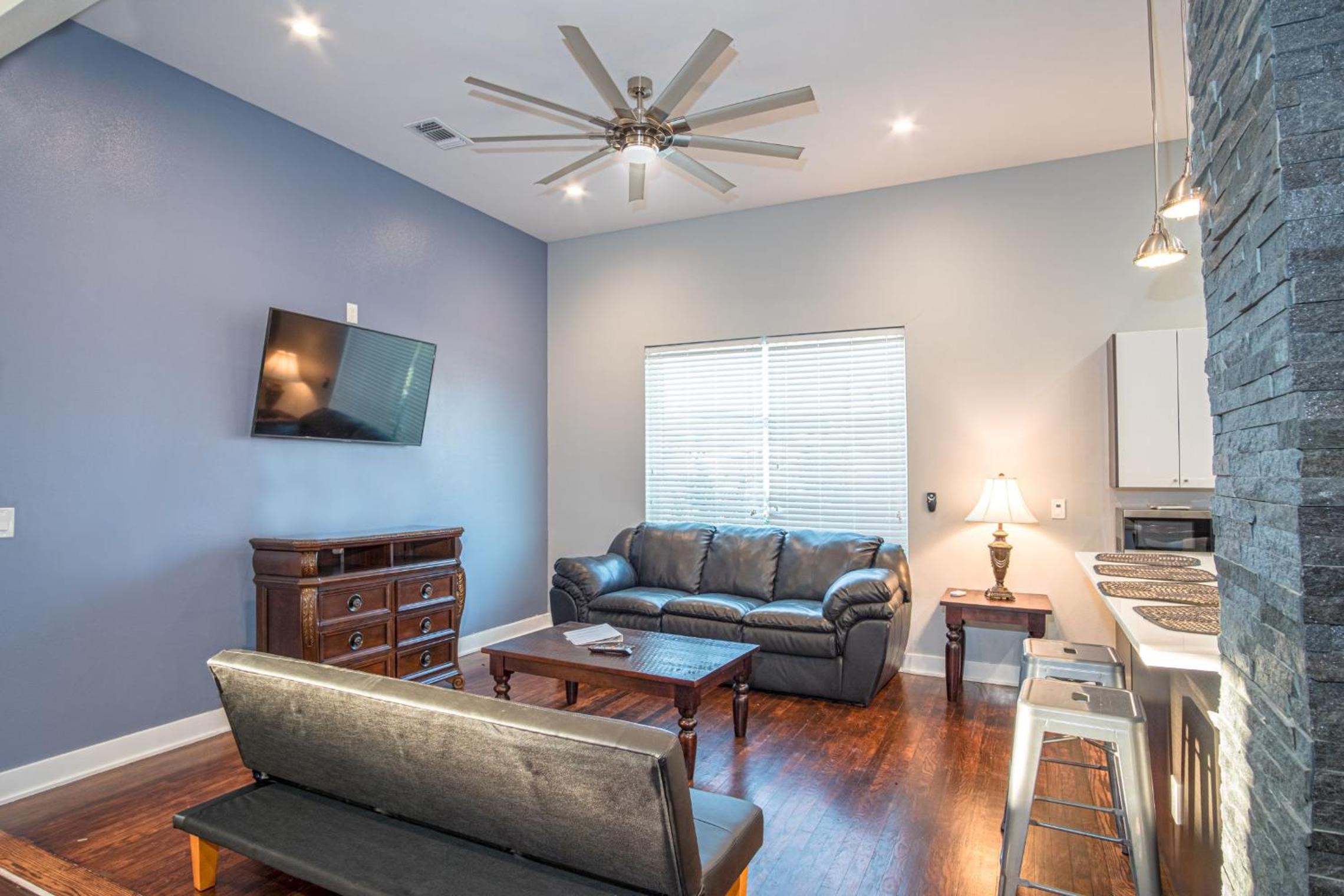 Three-Bedroom House - Photo 25