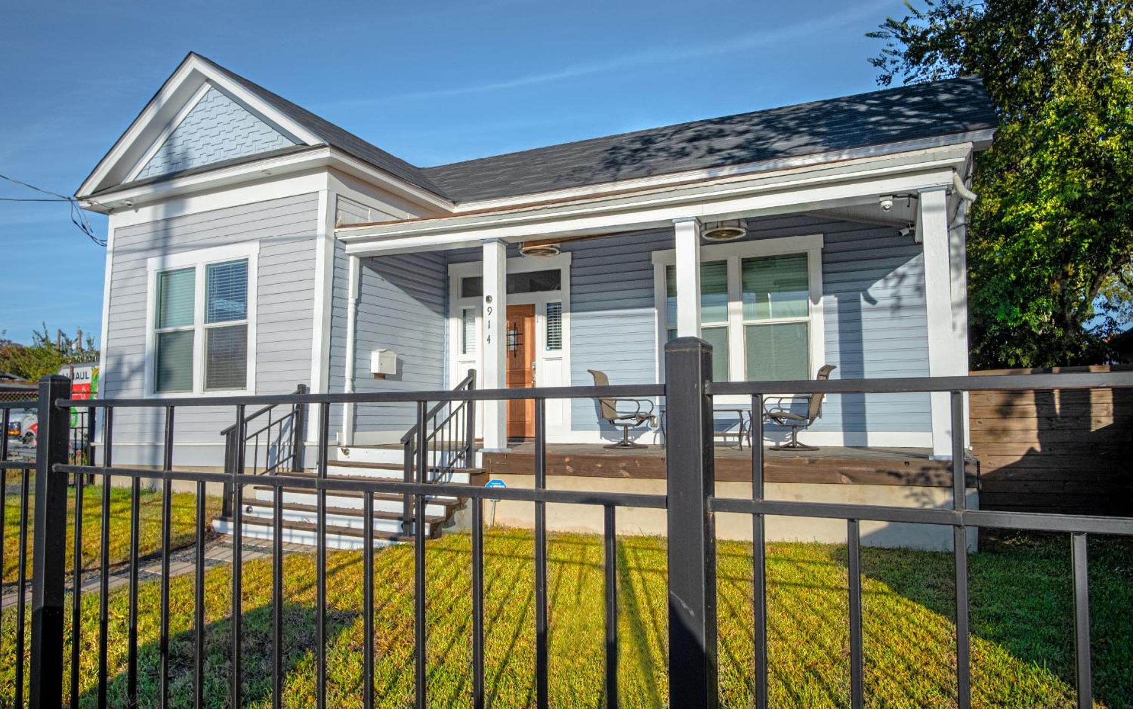 Three-Bedroom House - Photo 28