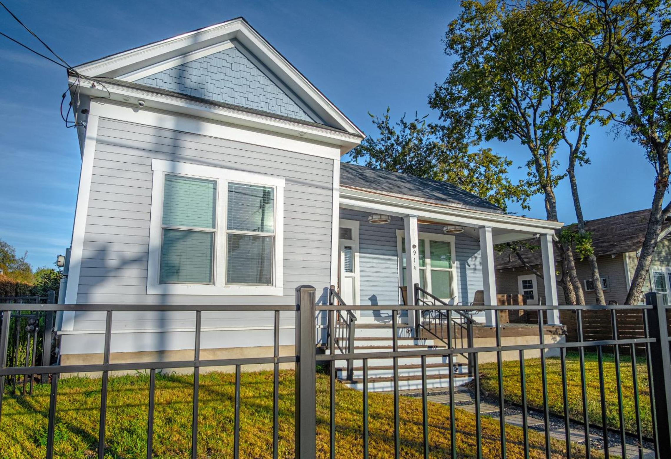 Three-Bedroom House - Photo 30
