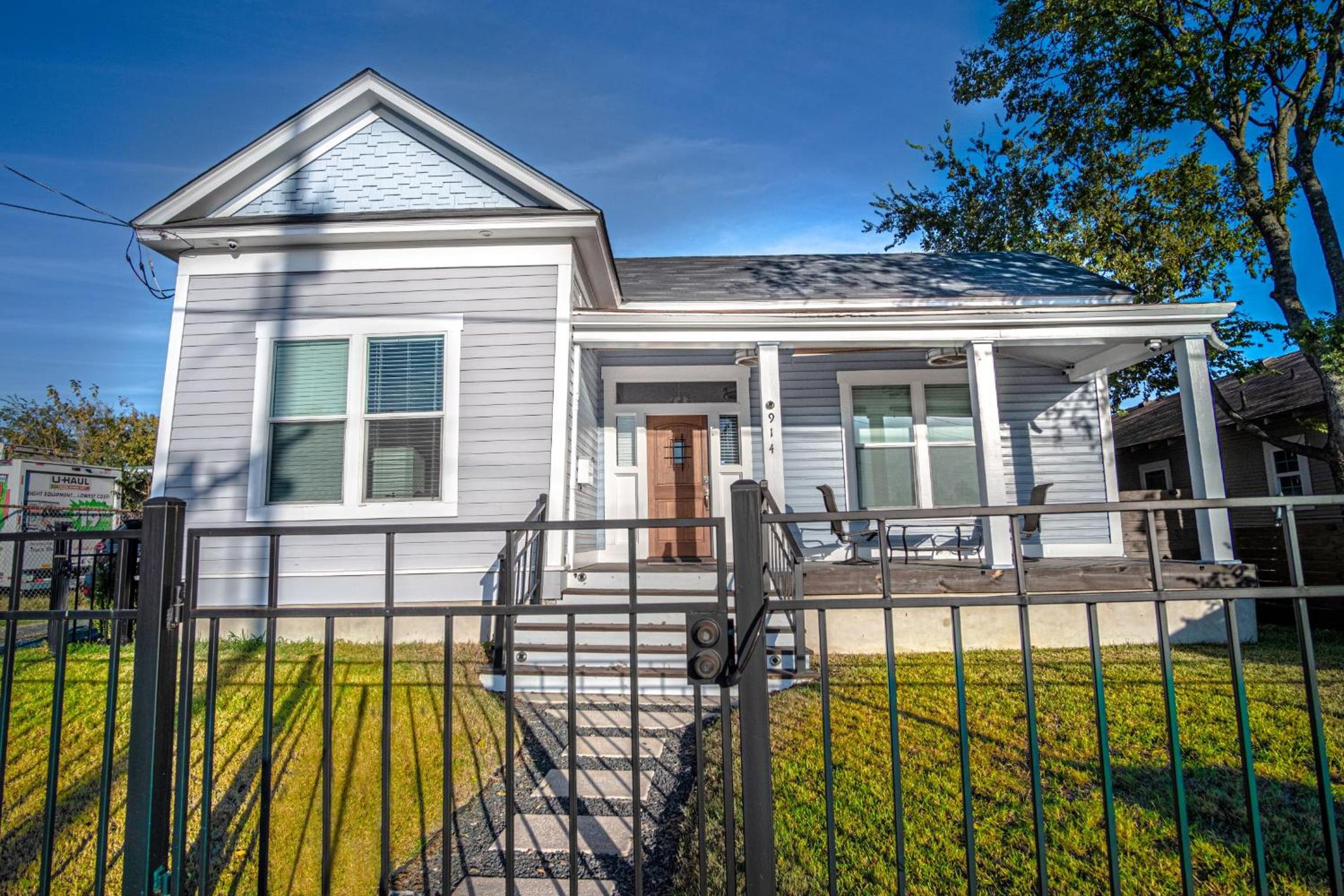 Three-Bedroom House - Photo 2