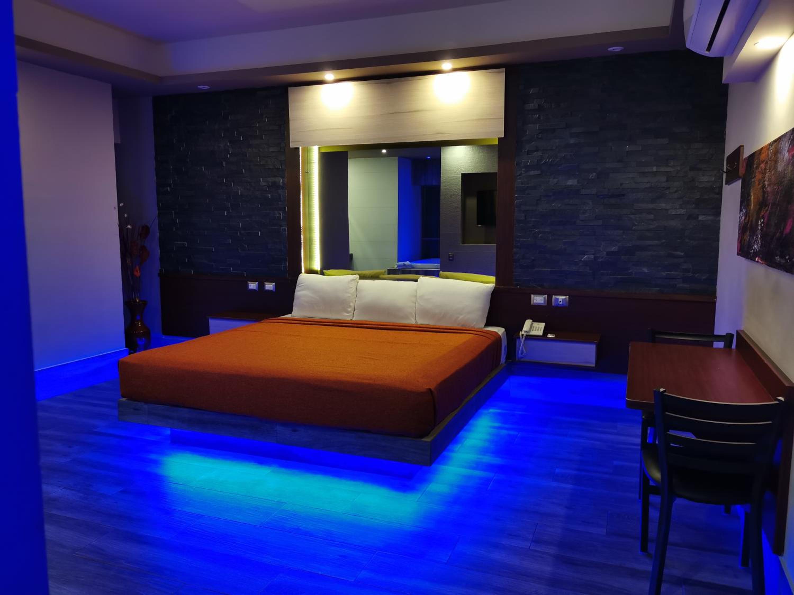 Deluxe Suite with Spa Bath - Photo 13
