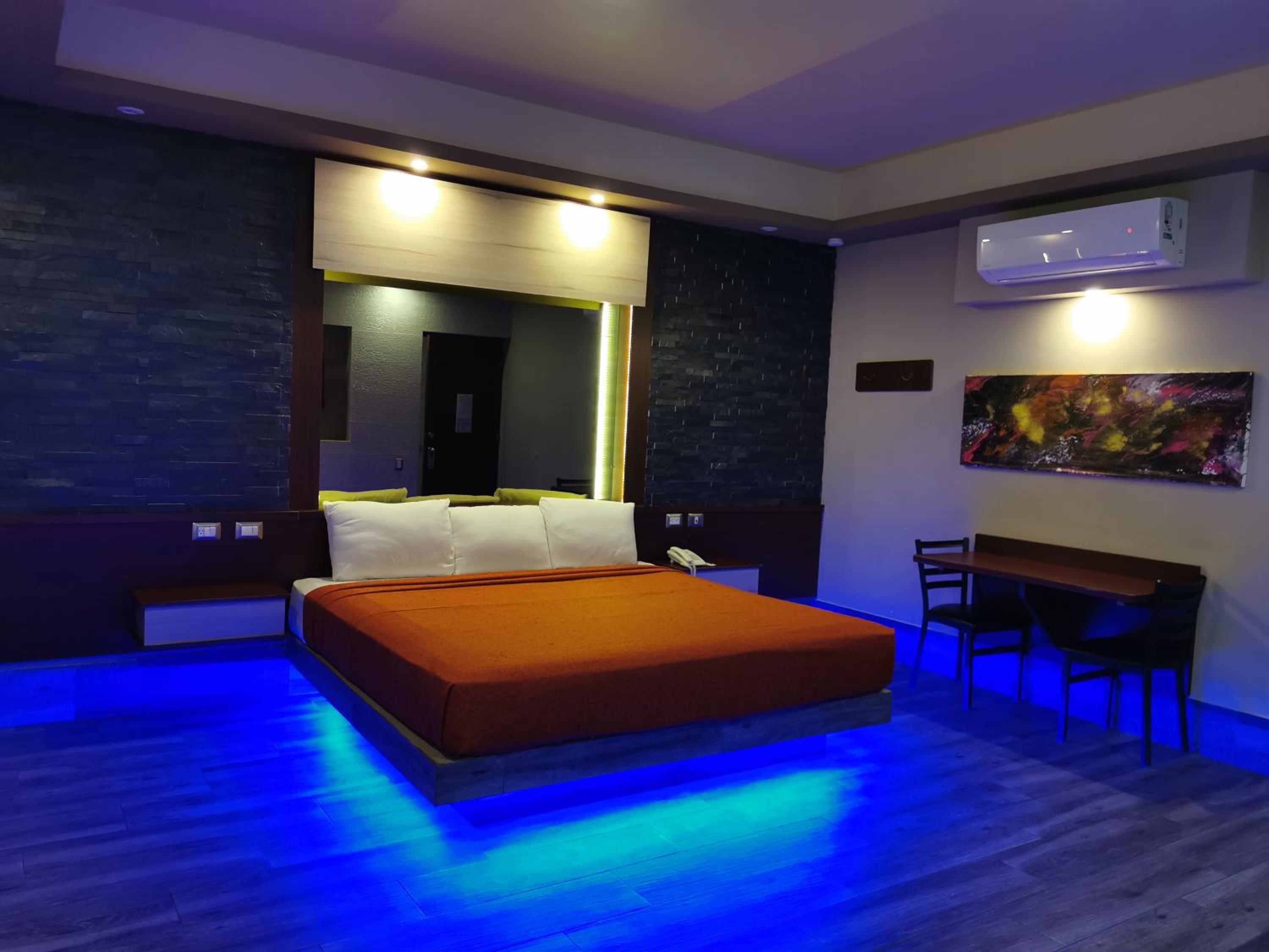 Deluxe Suite with Spa Bath - Photo 12