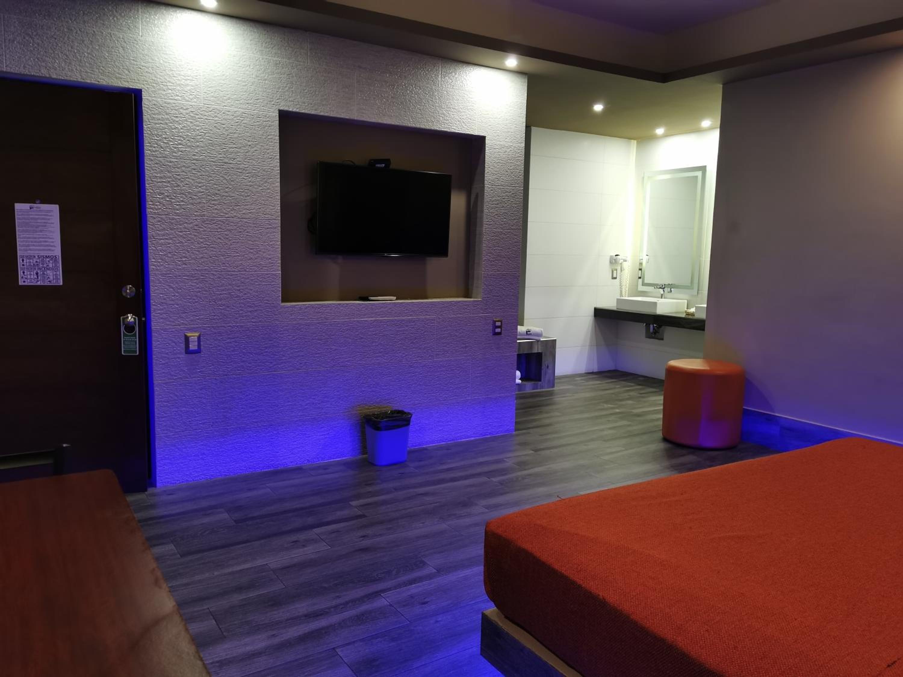 Deluxe Suite with Spa Bath - Photo 8