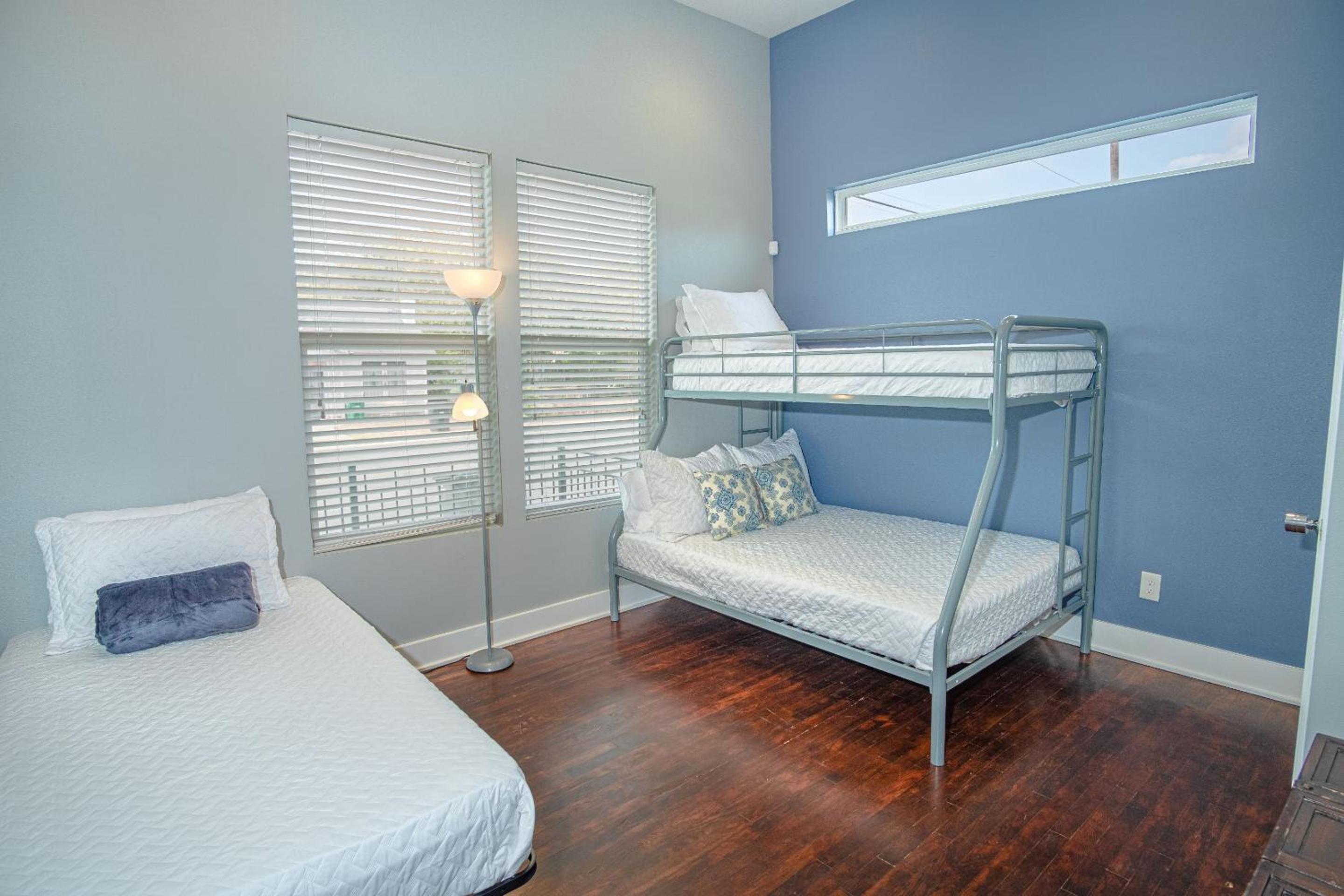 Three-Bedroom House - Photo 5